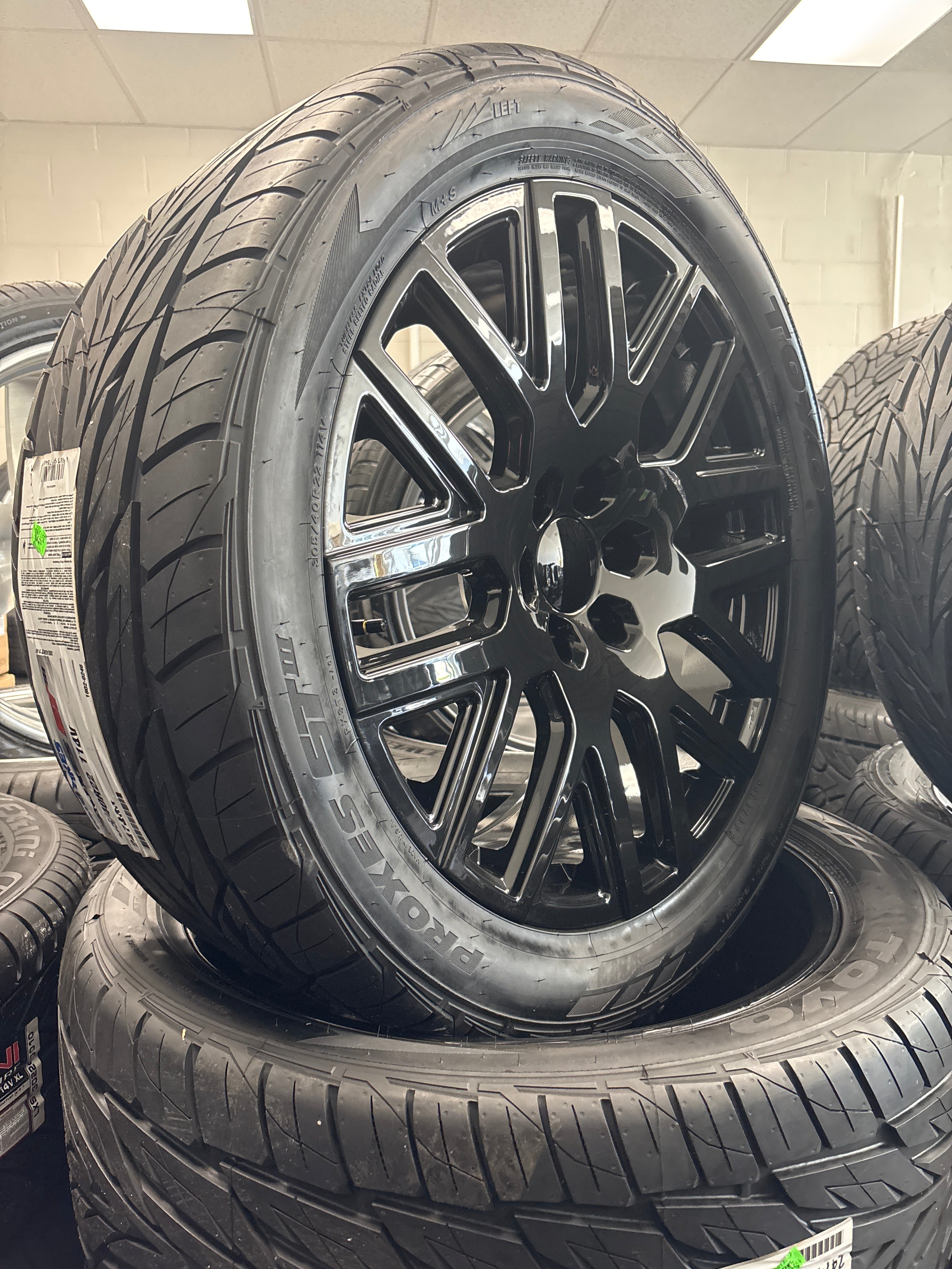22” GM 6x5.5 PR231 6x5.5 GB & 305/40R22 Toyo Proxes ST3