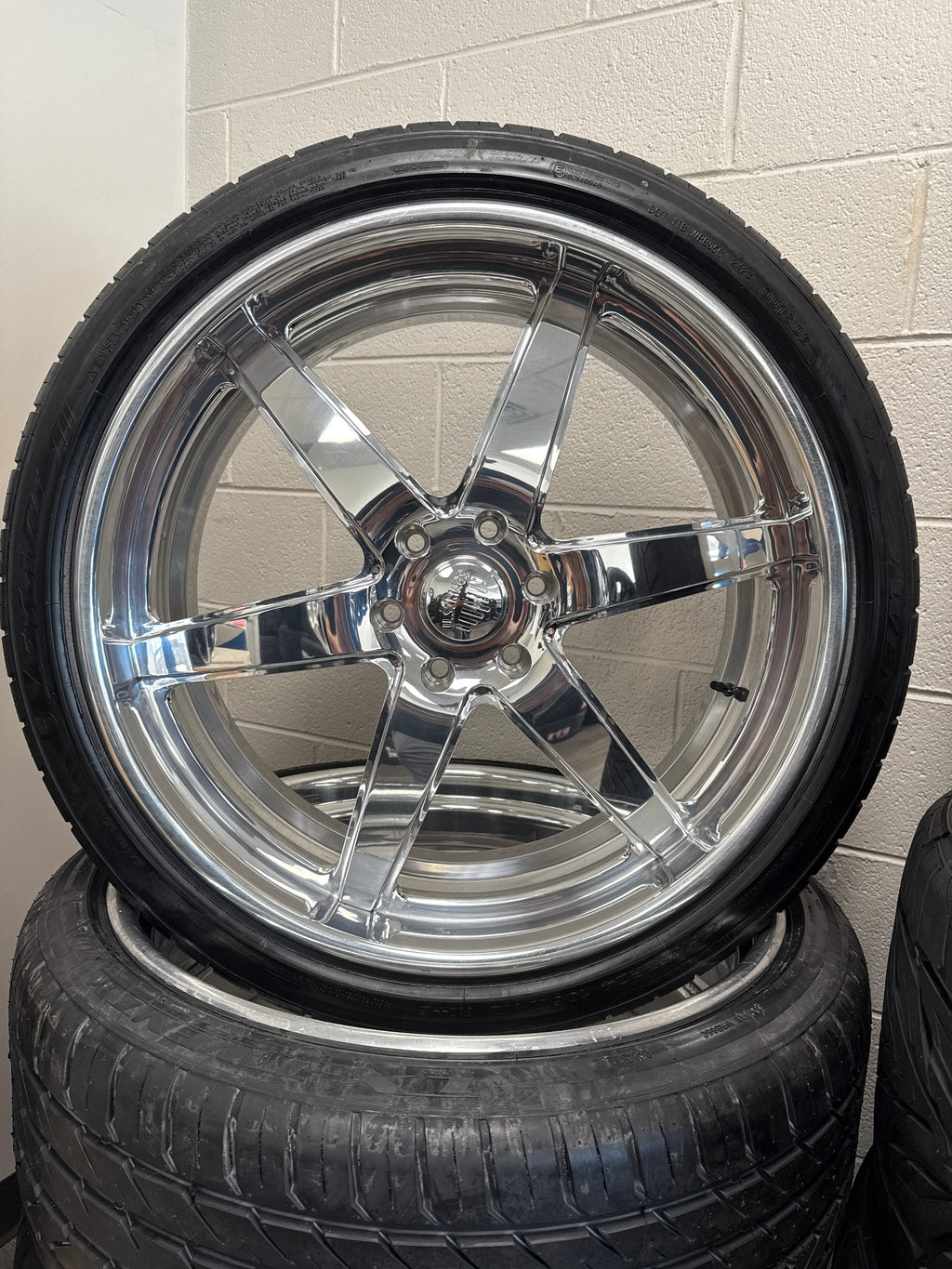 24” US Mags 6x5.5 Sterling Polished & 275/35R24 Lexani LX-Twenty