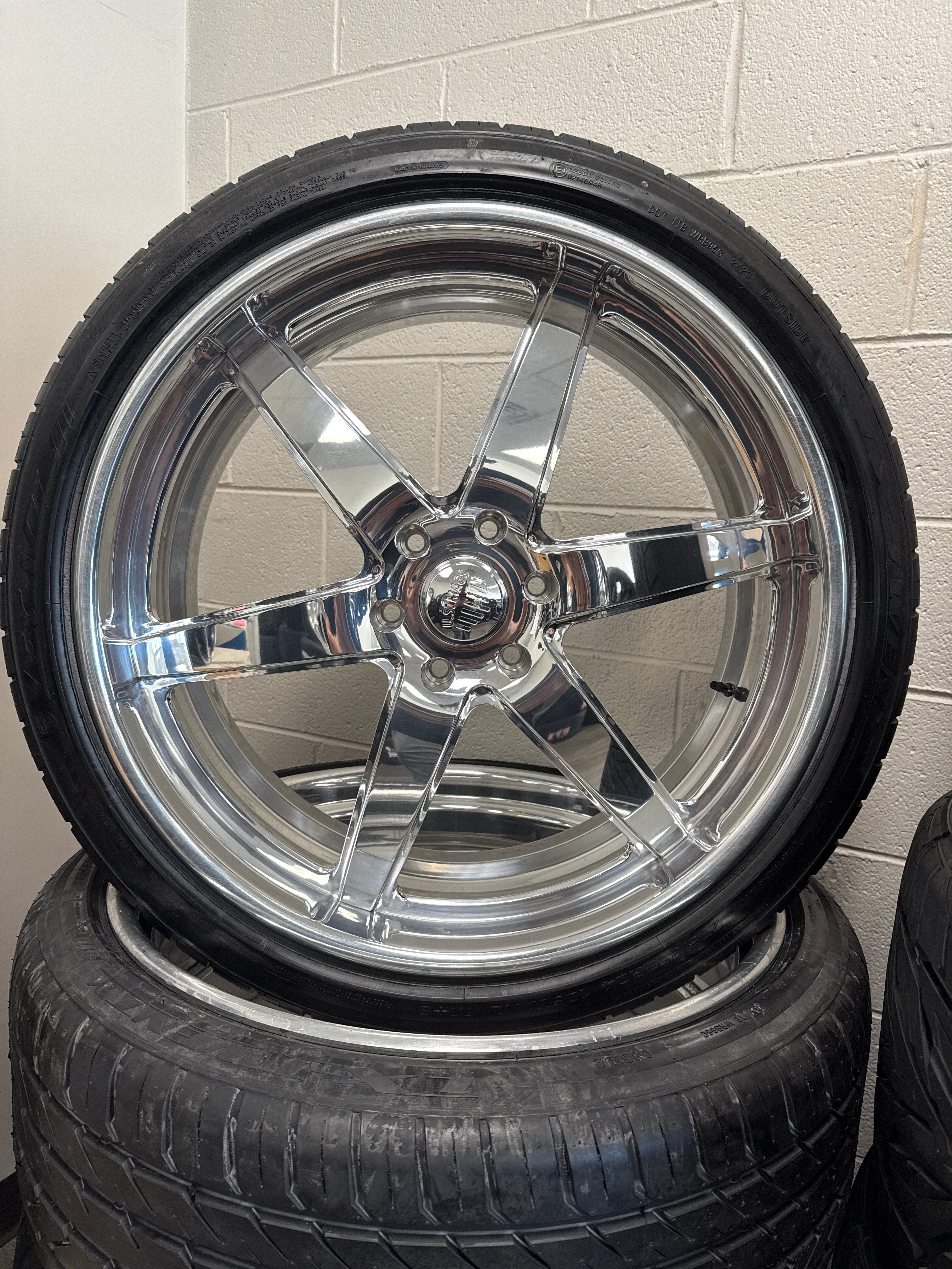24” US Mags 6x5.5 Sterling Polished & 275/35R24 Lexani LX-Twenty