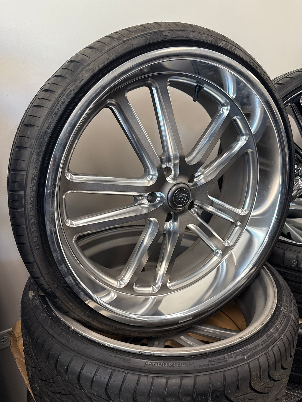 24” US Mags Bullet 5x5 Staggered & 275/35R24 Sqaured Lexani LX-Twenty