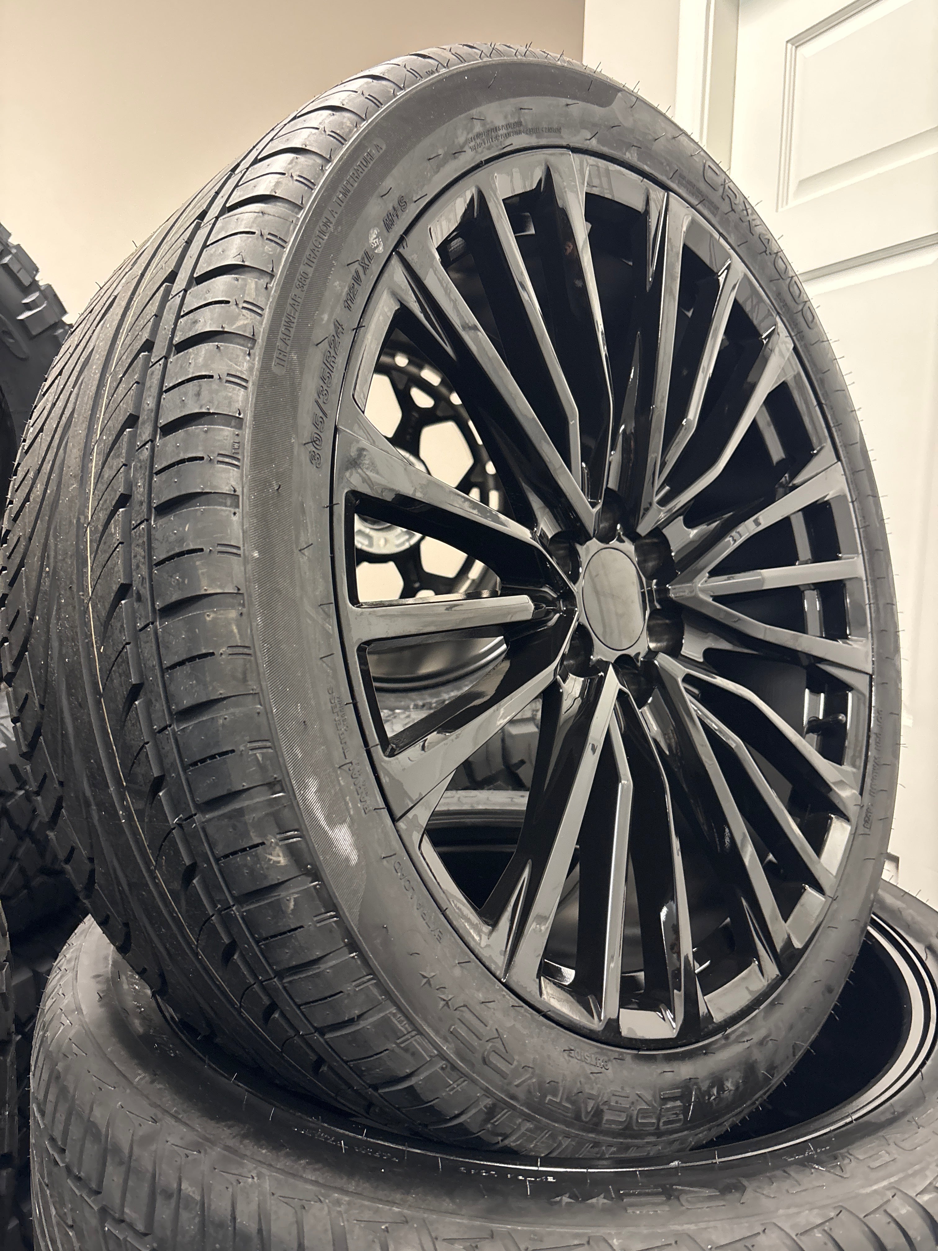 24” V Replica Gloss Black 6x5.5 & 305/35R24 Versatyre