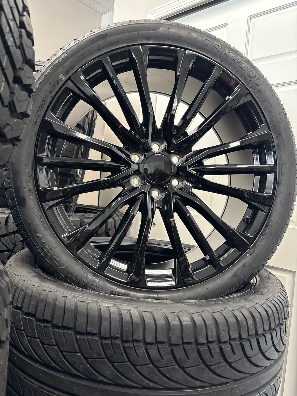 24” V Rep 6x5.5 Gloss Black & 305/35R24 Versatyre