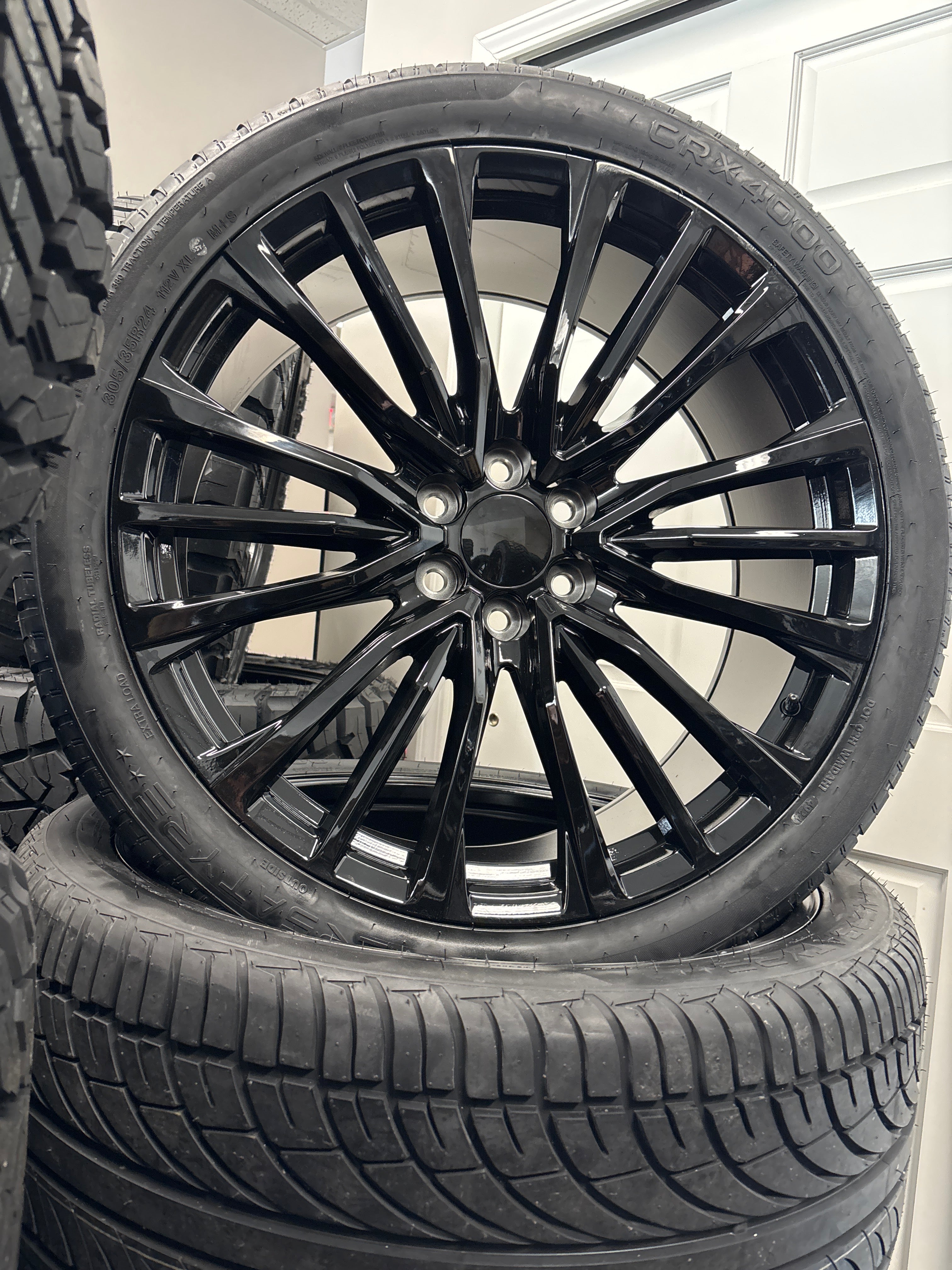 24” V Rep 6x5.5 Gloss Black & 305/35R24 Versatyre