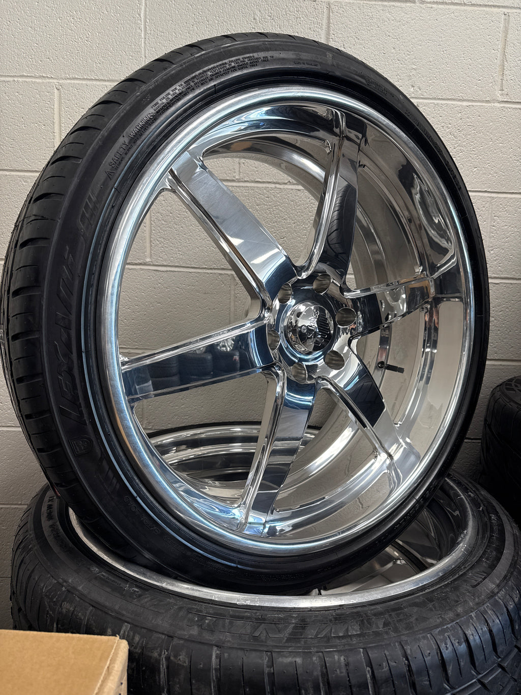 24” US Mags 6x5.5 Sterling Polished & 275/35R24 Lexani LX-Twenty