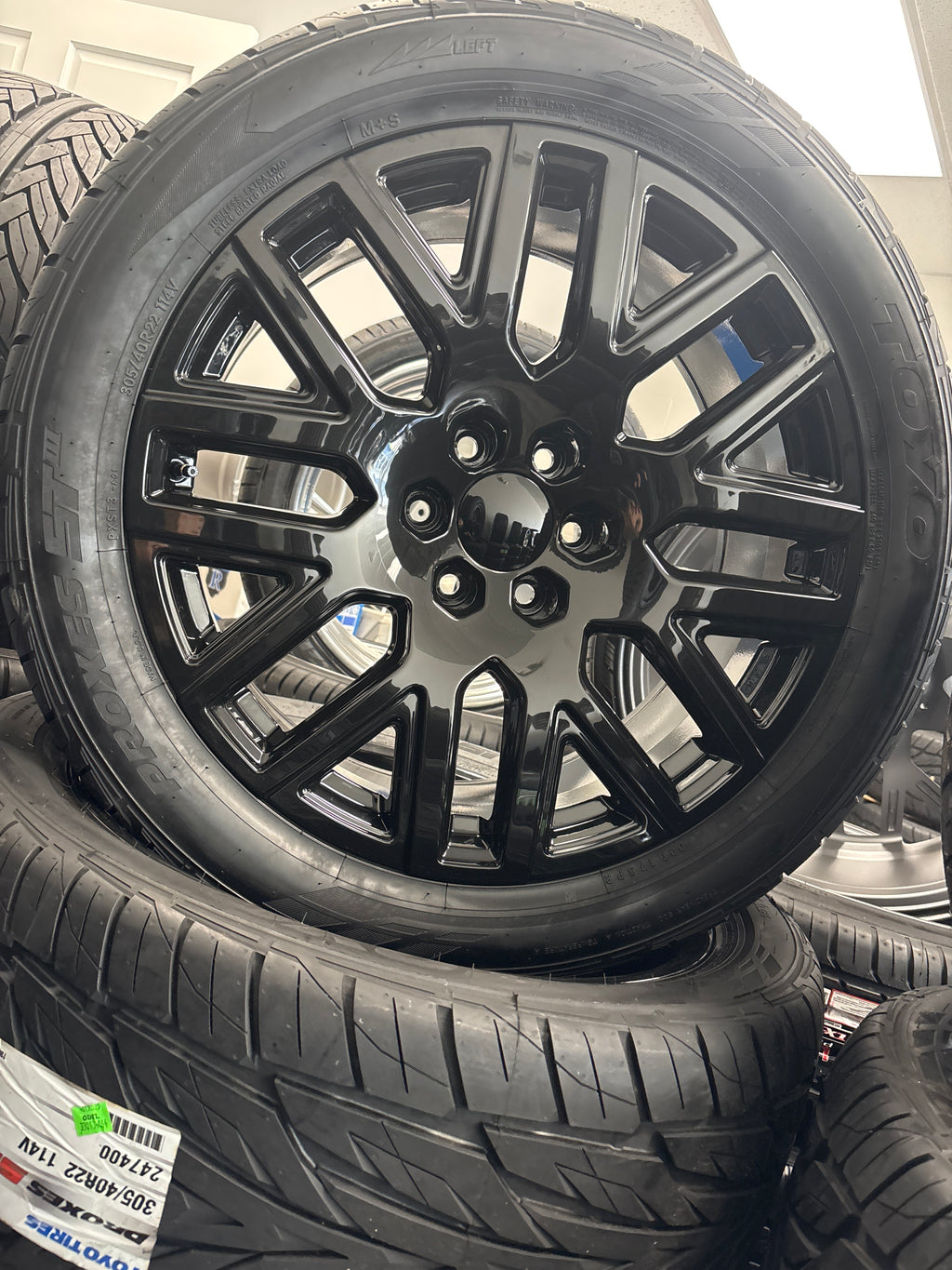 22” GM 6x5.5 PR231 6x5.5 GB & 305/40R22 Toyo Proxes ST3