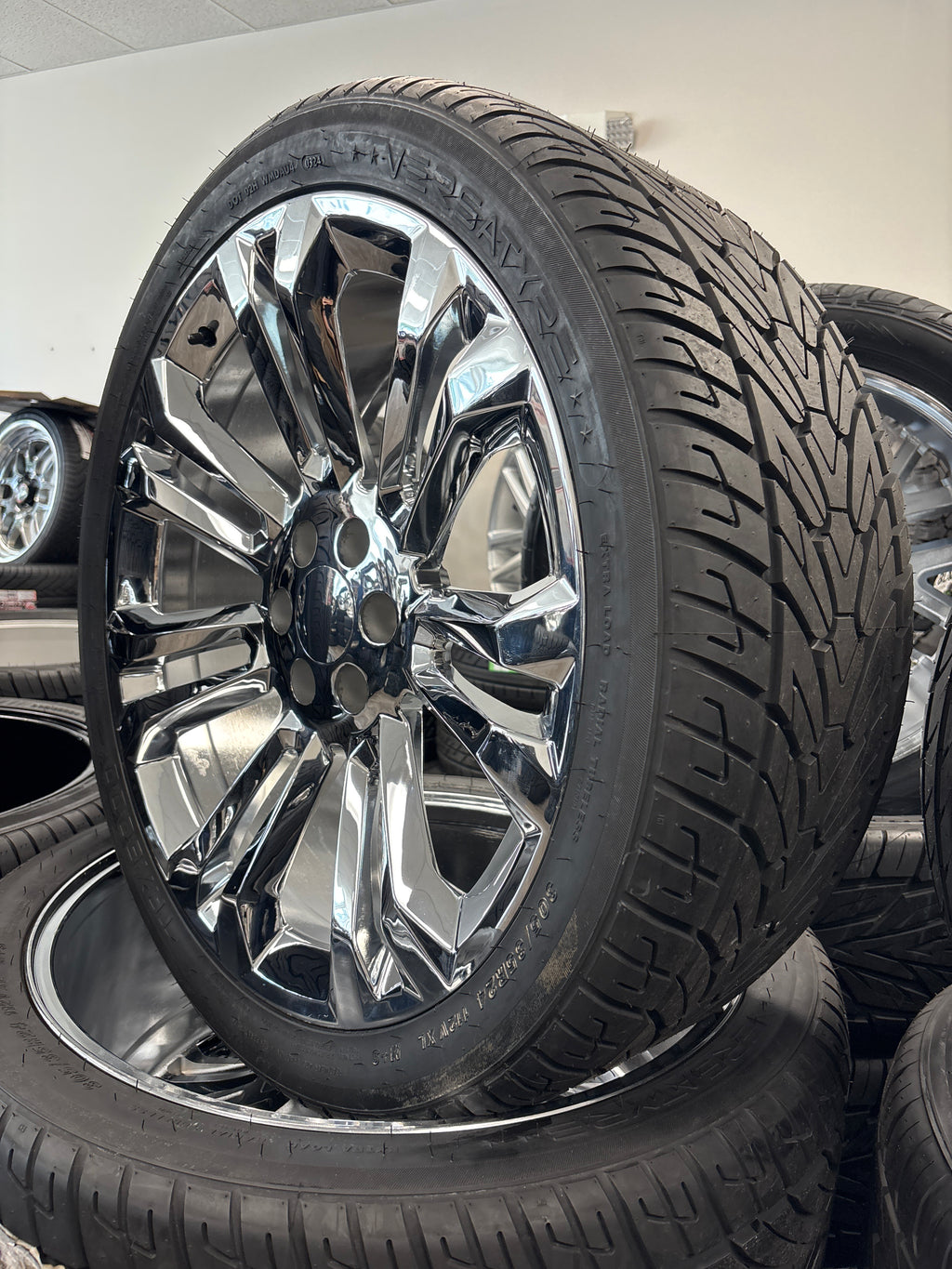 24” Denali Split 7 Replica 6x5.5 & 305/35R24 Versatyre