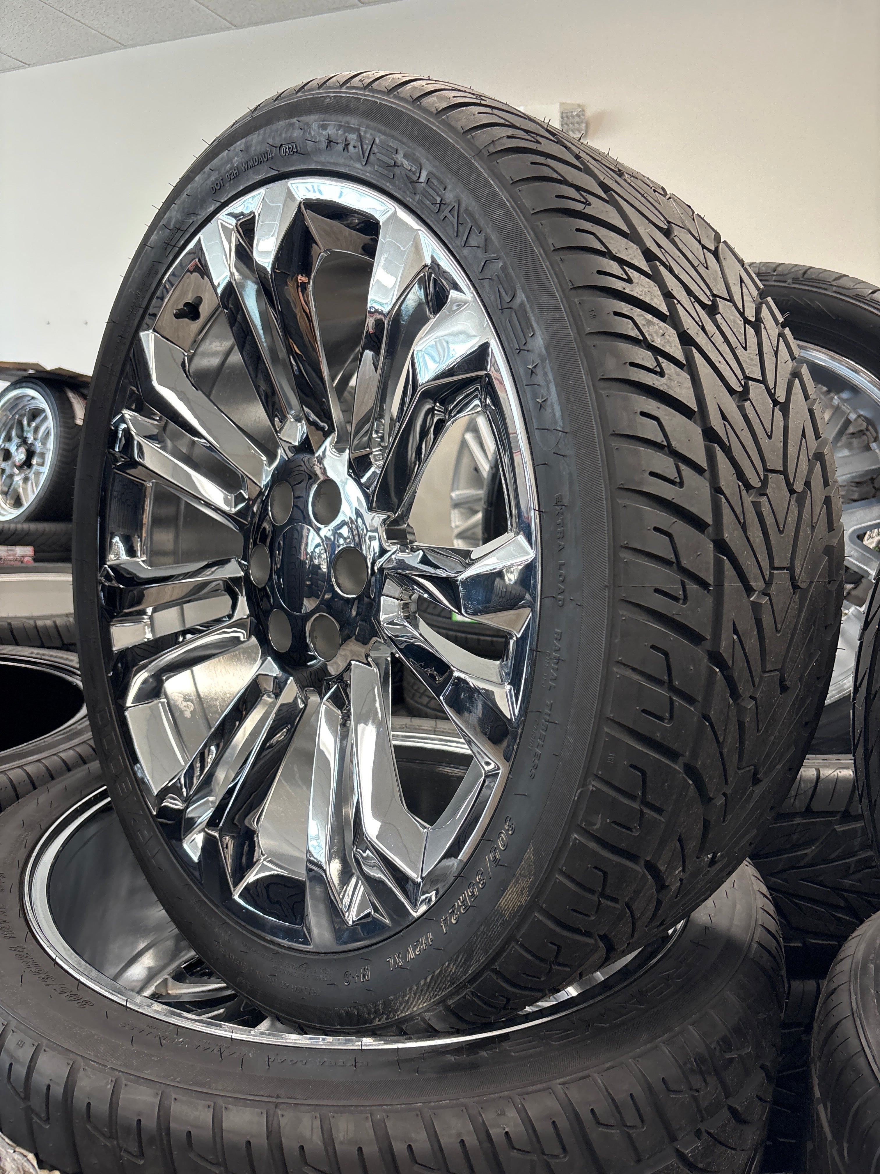 24” Denali Split 7 Replica 6x5.5 & 305/35R24 Versatyre