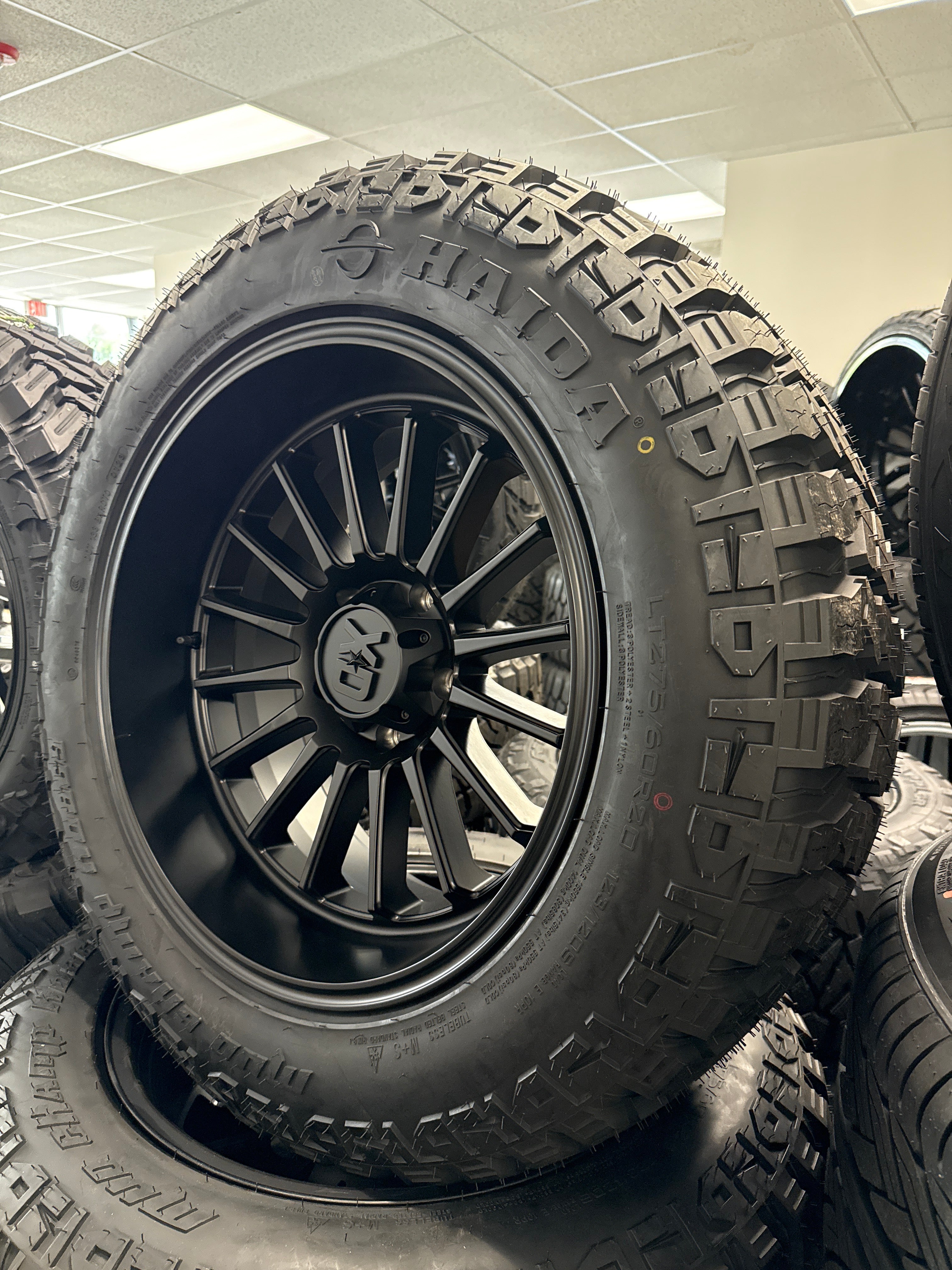 20x10 XD Whiplash 5x5 & LT275/60R20 Haida MT