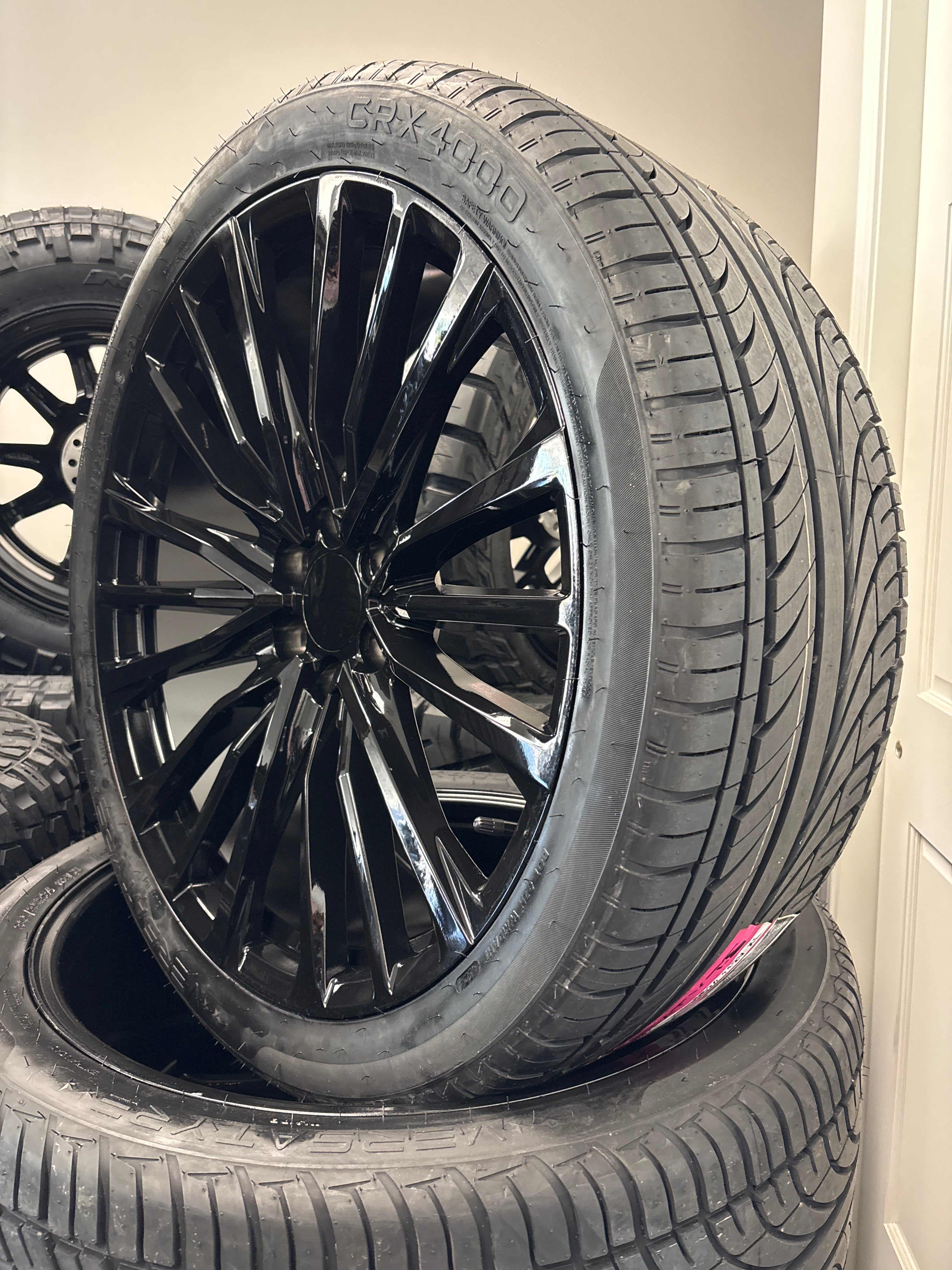 24” V Rep 6x5.5 Gloss Black & 305/35R24 Versatyre