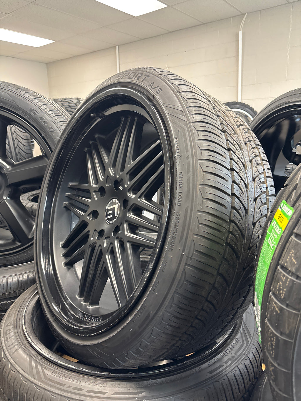 22x10 XO Luxuries 6x5.5 & 265/35R22 Arroyo