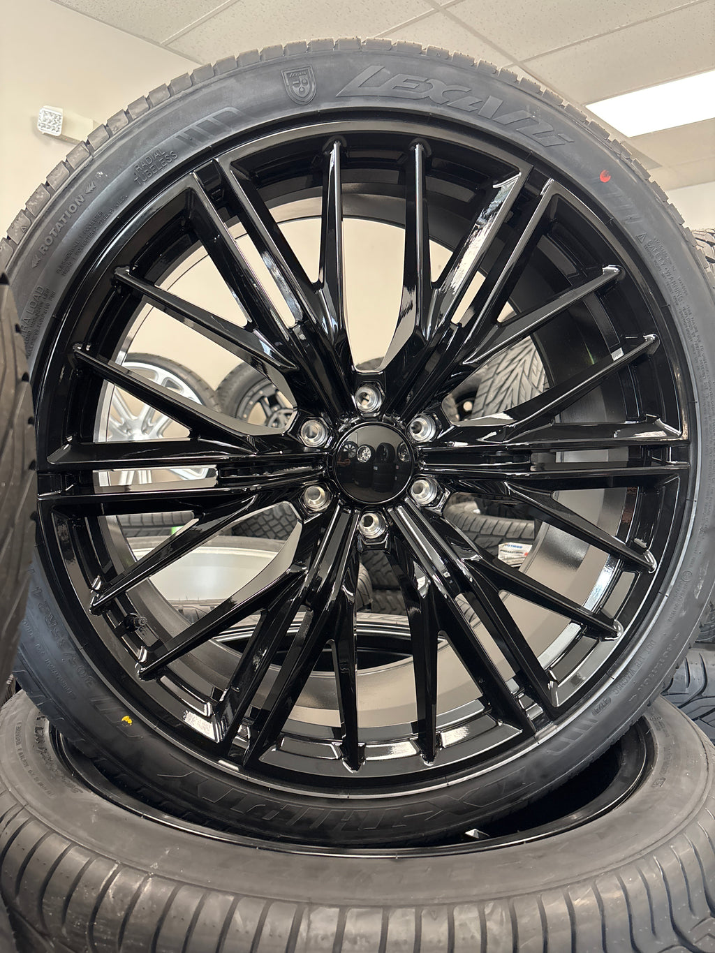 24” GM ZL1 Replica GB 6x5.5 & 305/35R24 Lexani LX-Thirty
