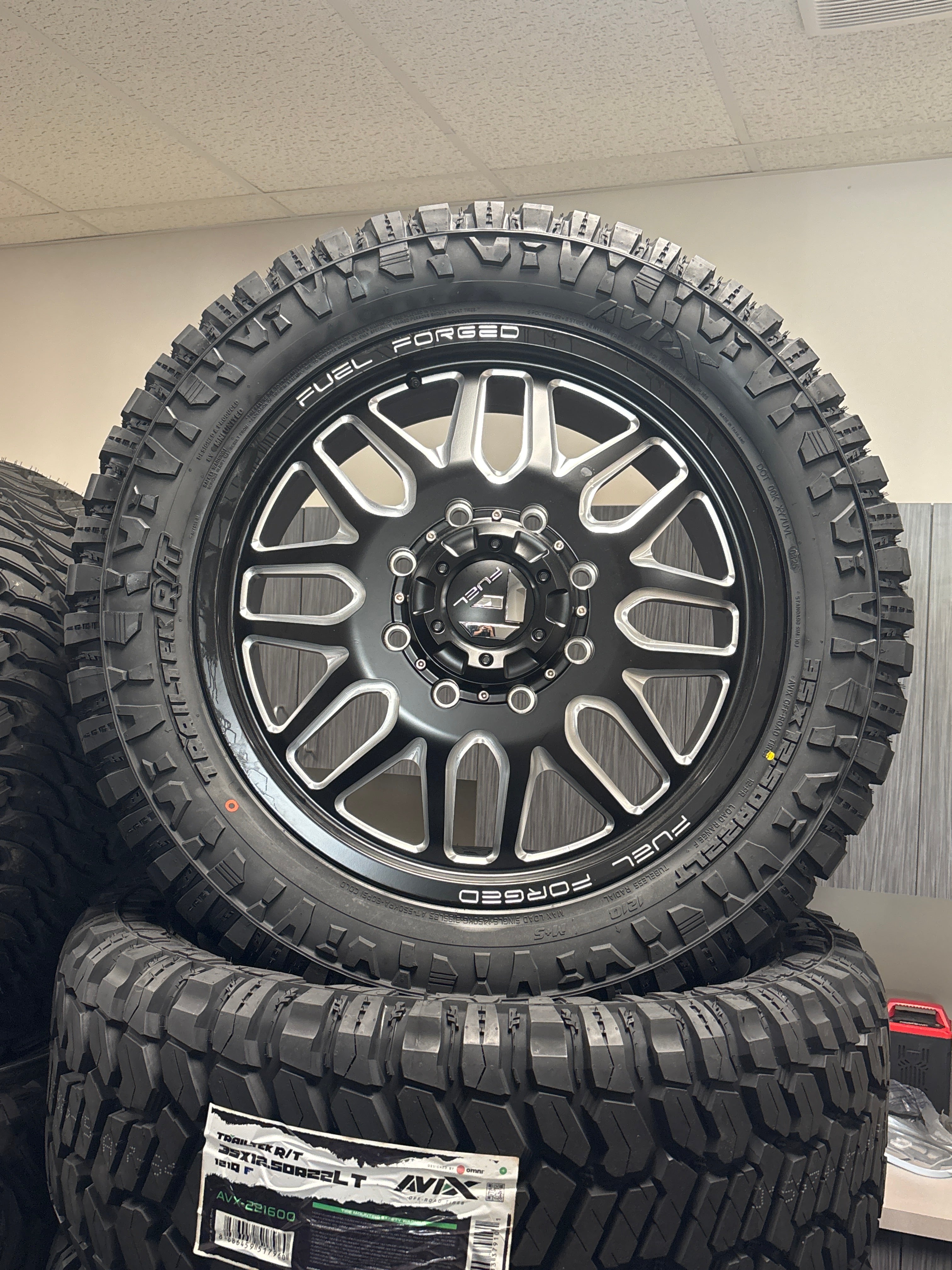*CLEARANCE 22” Fuel Forged FF66D BLK 8x200 & 35x12.50R22 Avix R/T