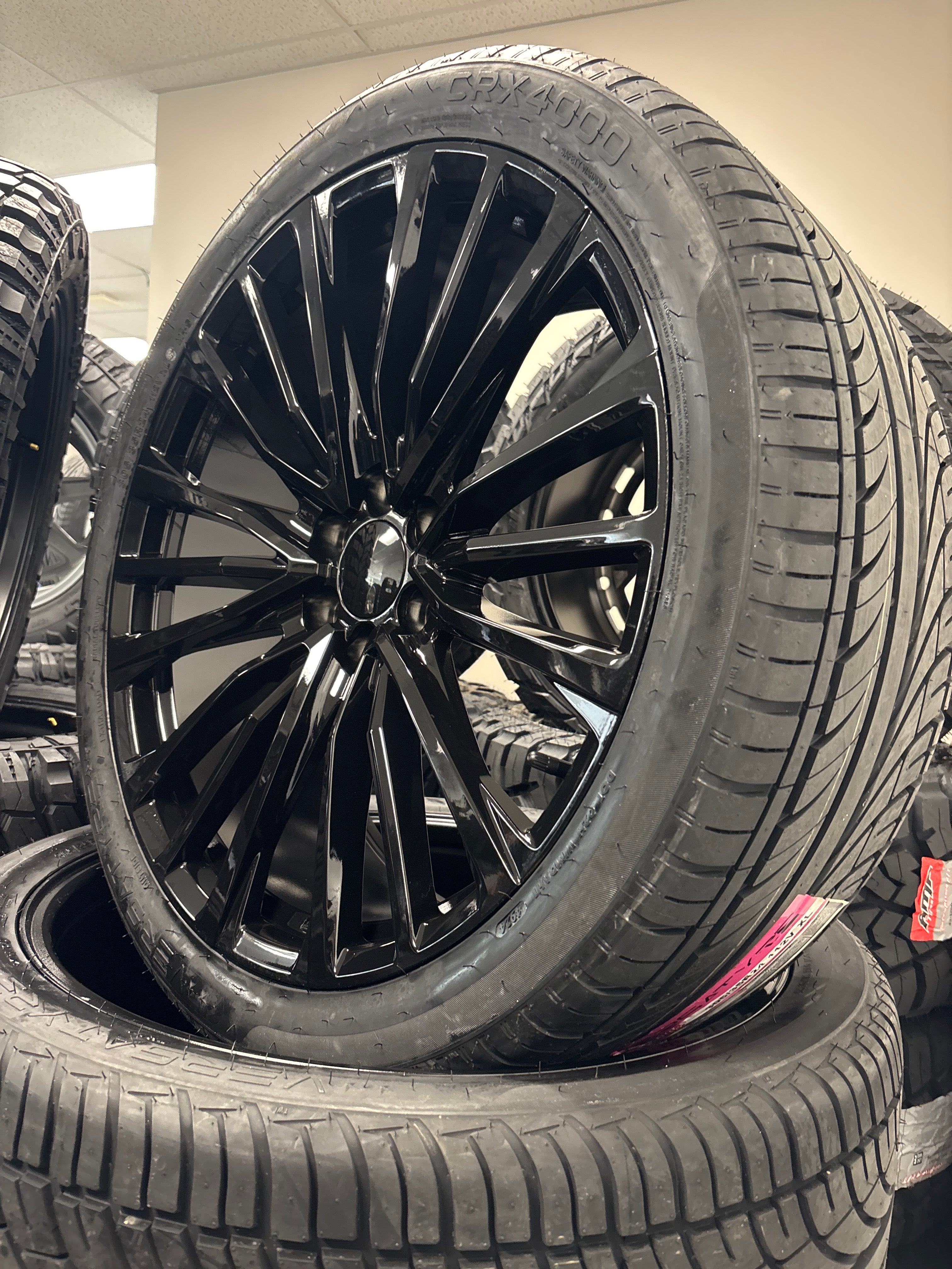 24” V Replica Gloss Black 6x5.5 & 305/35R24 Versatyre