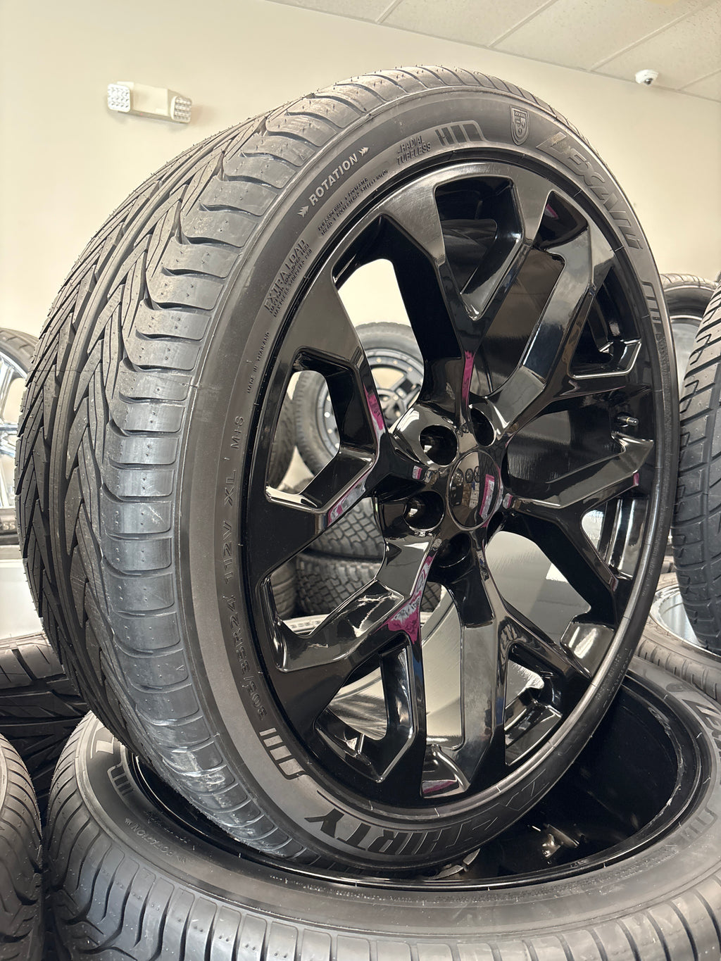 24” GM Snowflake Replica 6x5.5 & 305/35R24 Lexani LX-Thirty