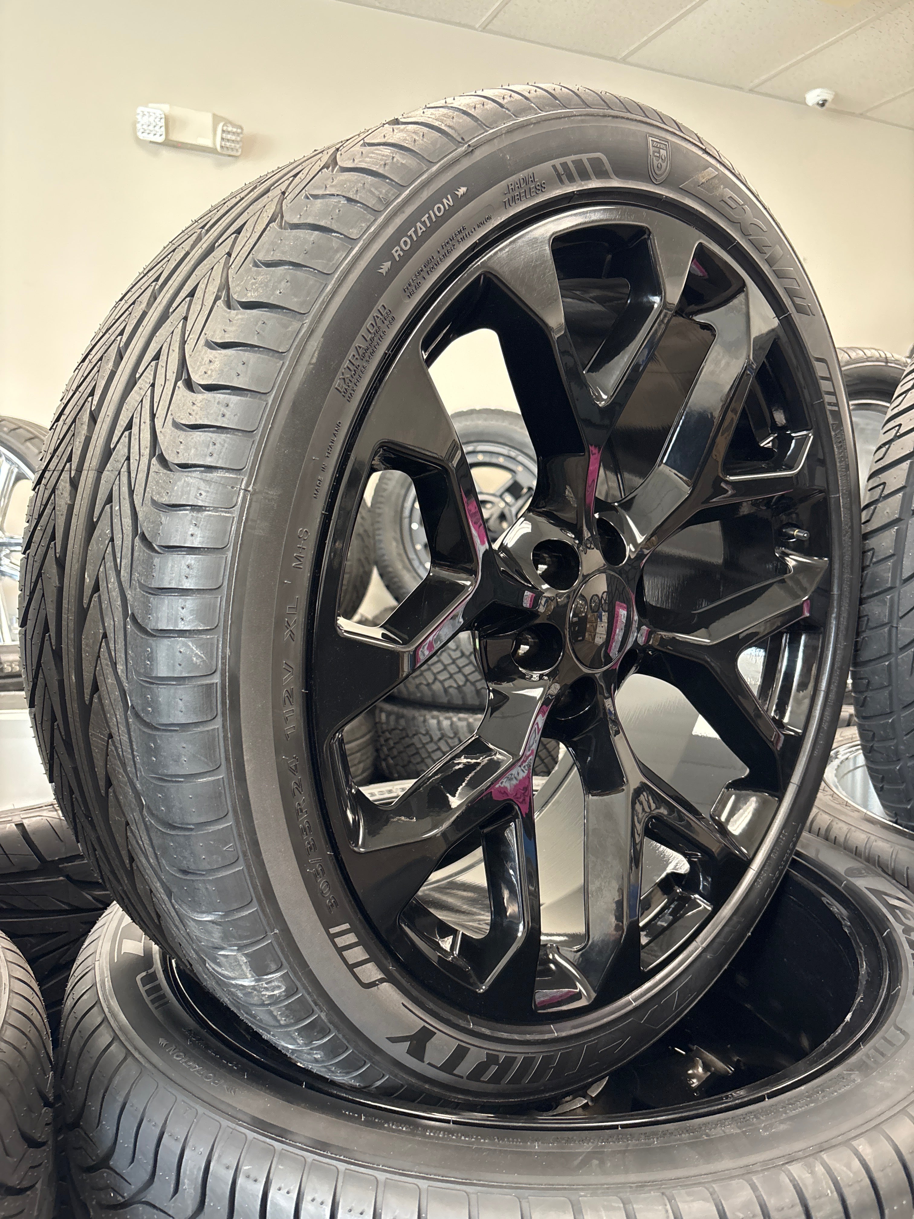 24” GM Snowflake Replica 6x5.5 & 305/35R24 Lexani LX-Thirty