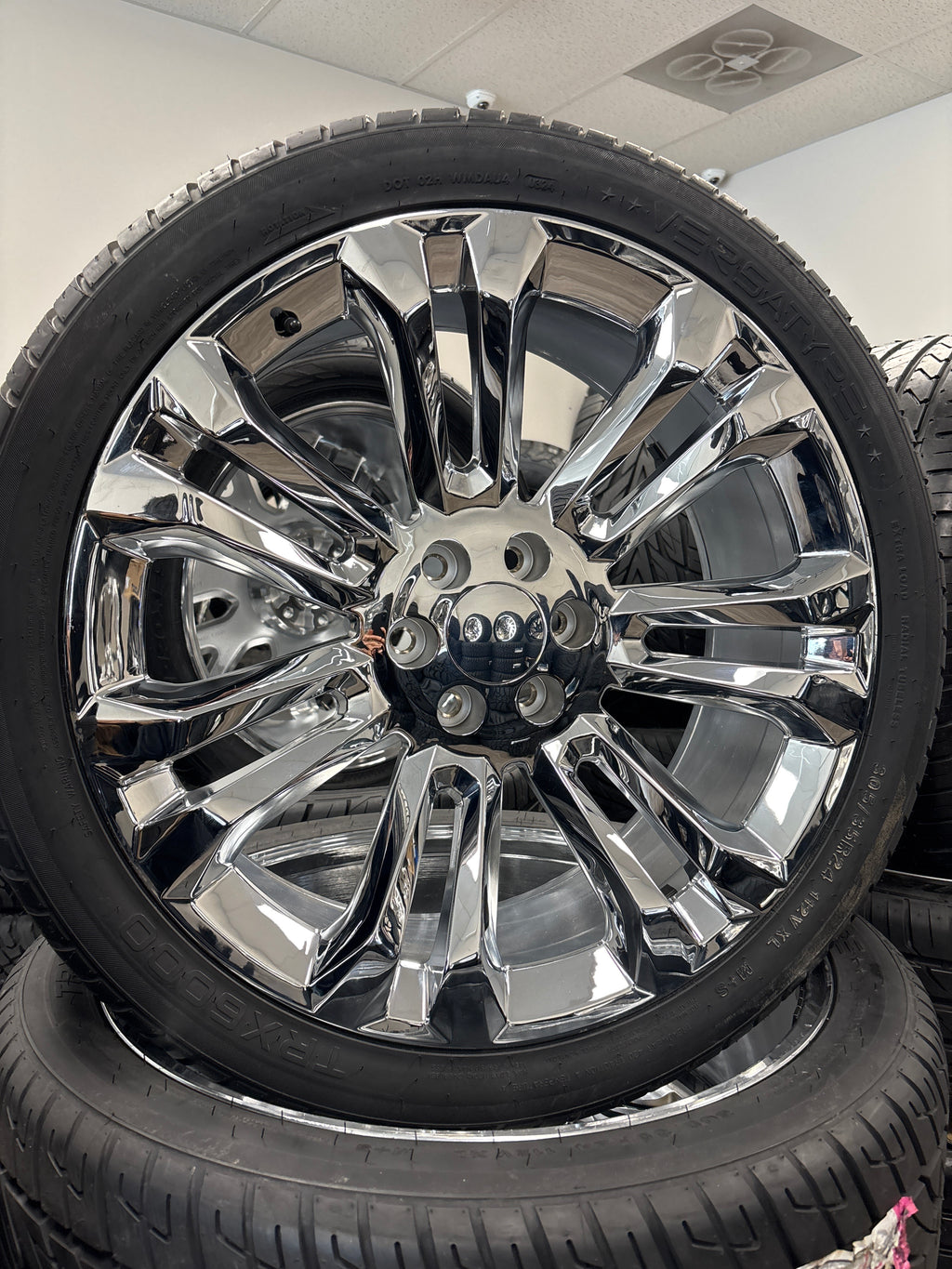 24” Denali Split 7 Replica 6x5.5 & 305/35R24 Versatyre