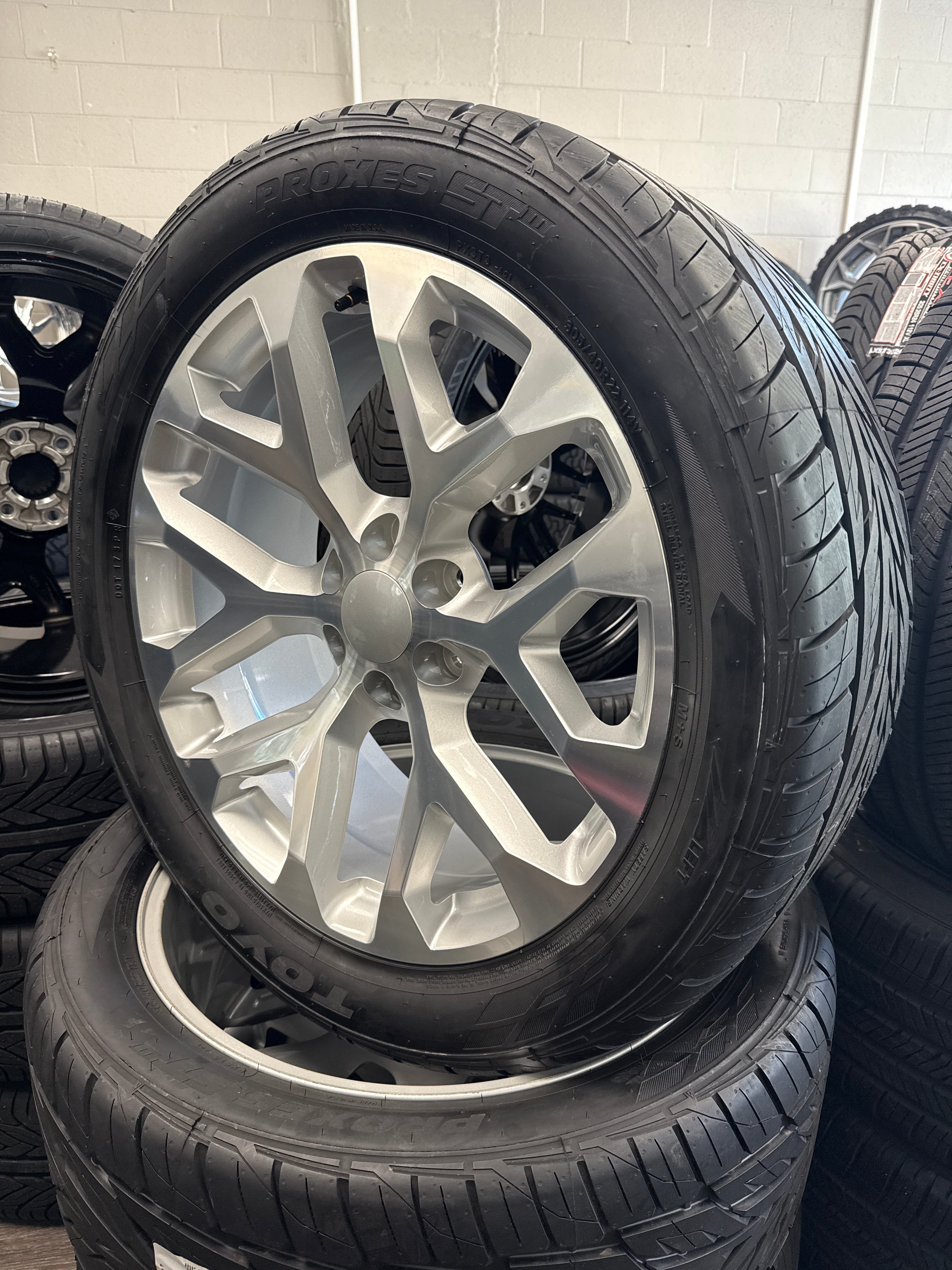 22” GM Snowflake Replica Silver 6x5.5 & 305/40R22 Toyo Proxes ST3