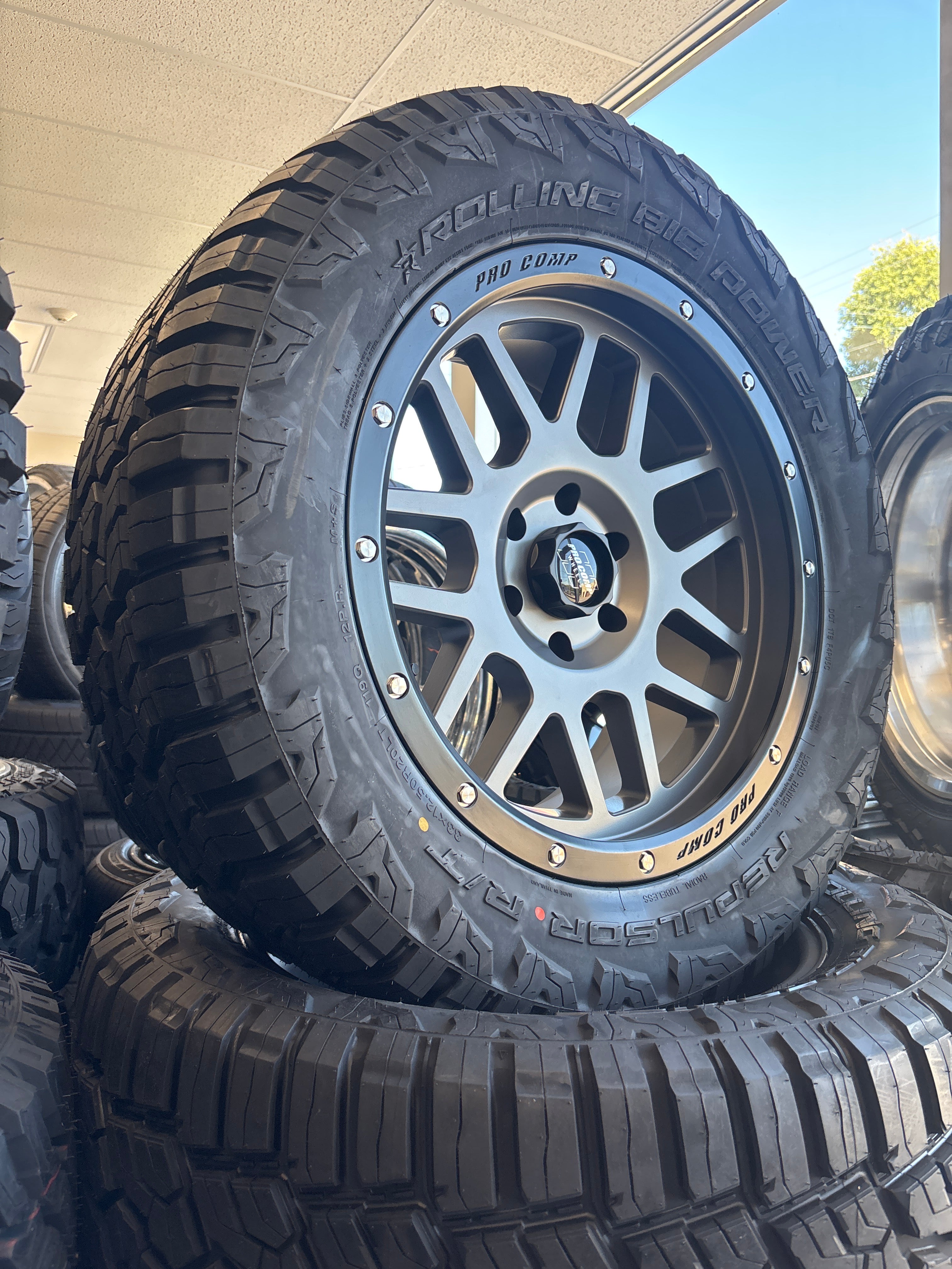 20x10 Pro Comp PXA40 6x5.5 & 33x12.50R20 RBP R/T