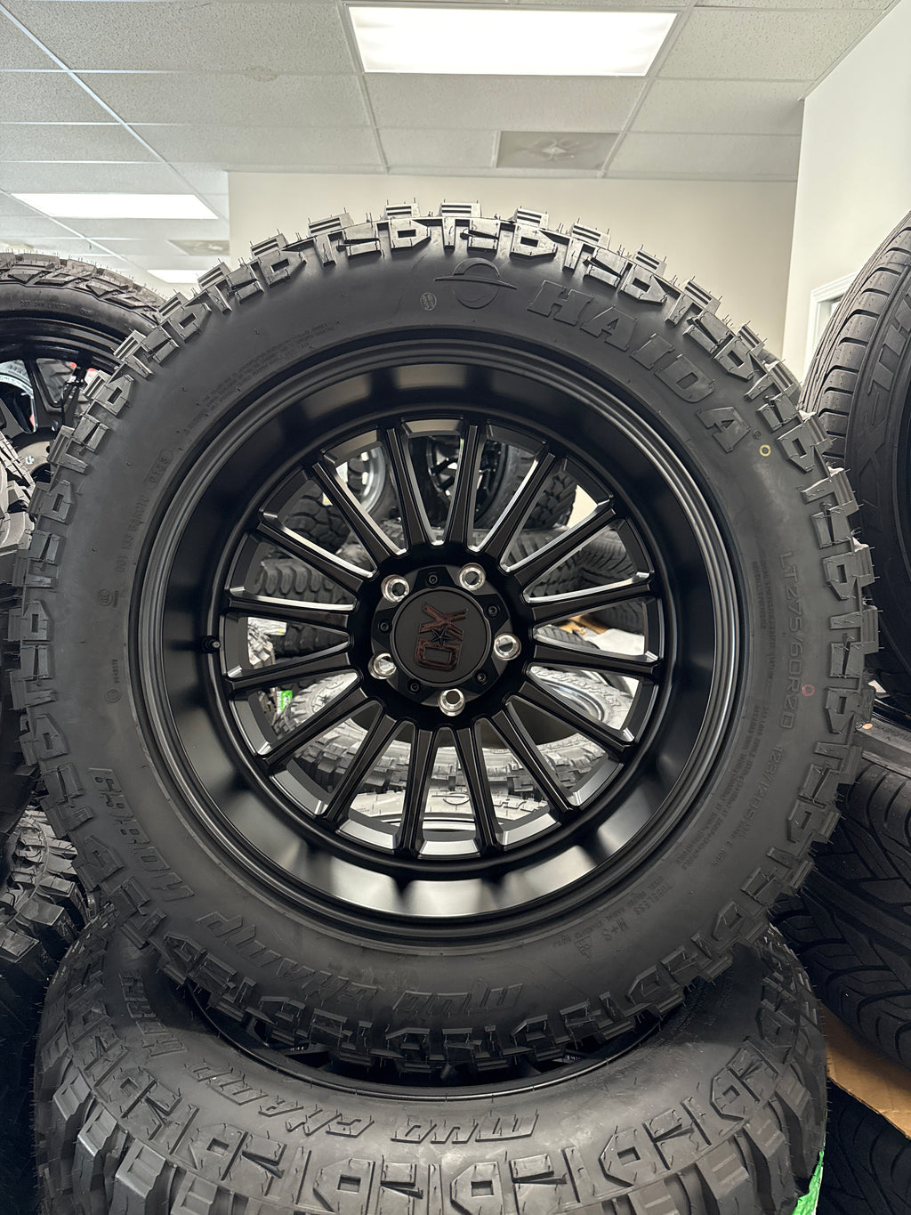 20x10 XD Whiplash 5x5 & LT275/60R20 Haida MT