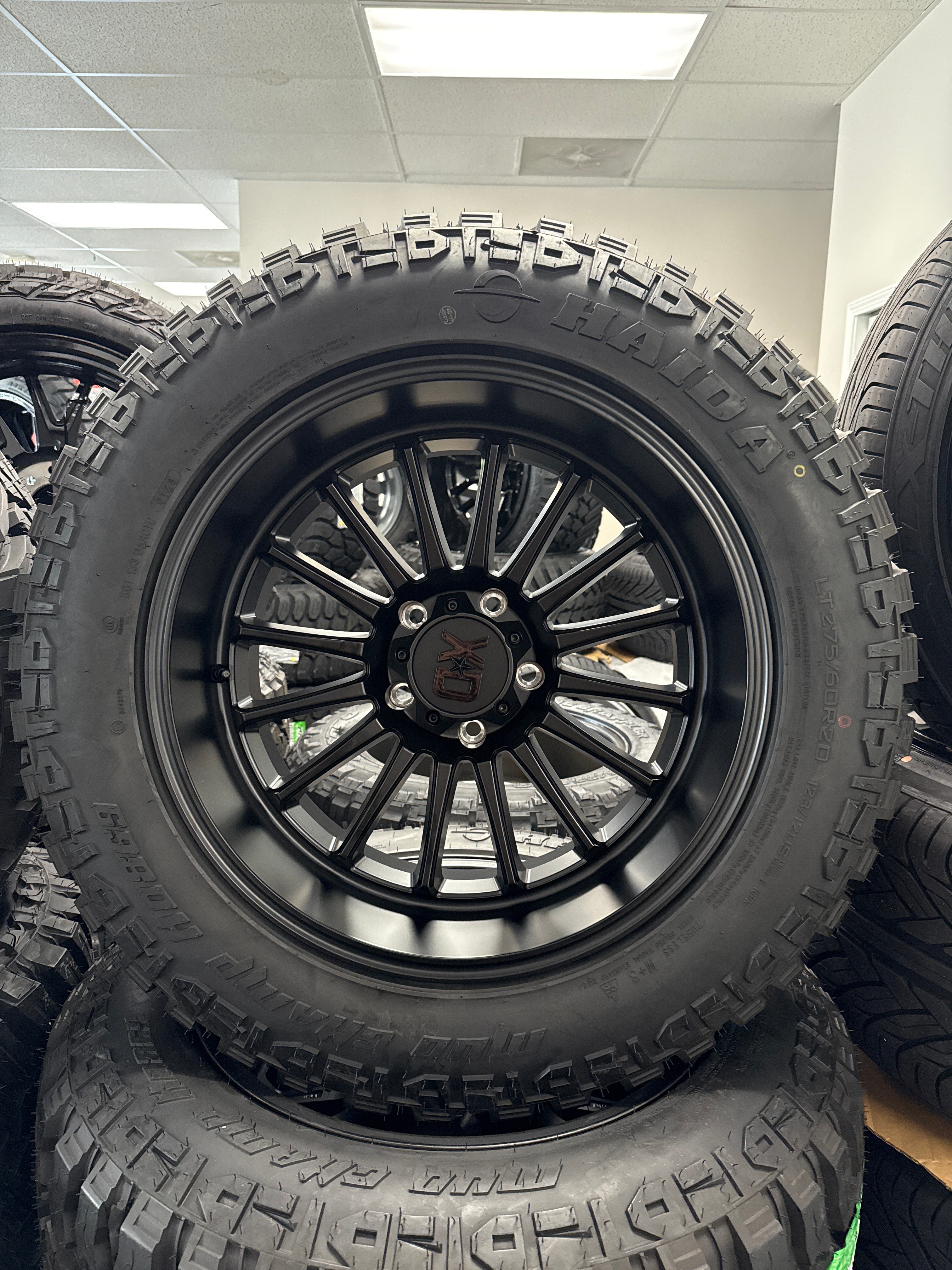 20x10 XD Whiplash 5x5 & LT275/60R20 Haida MT