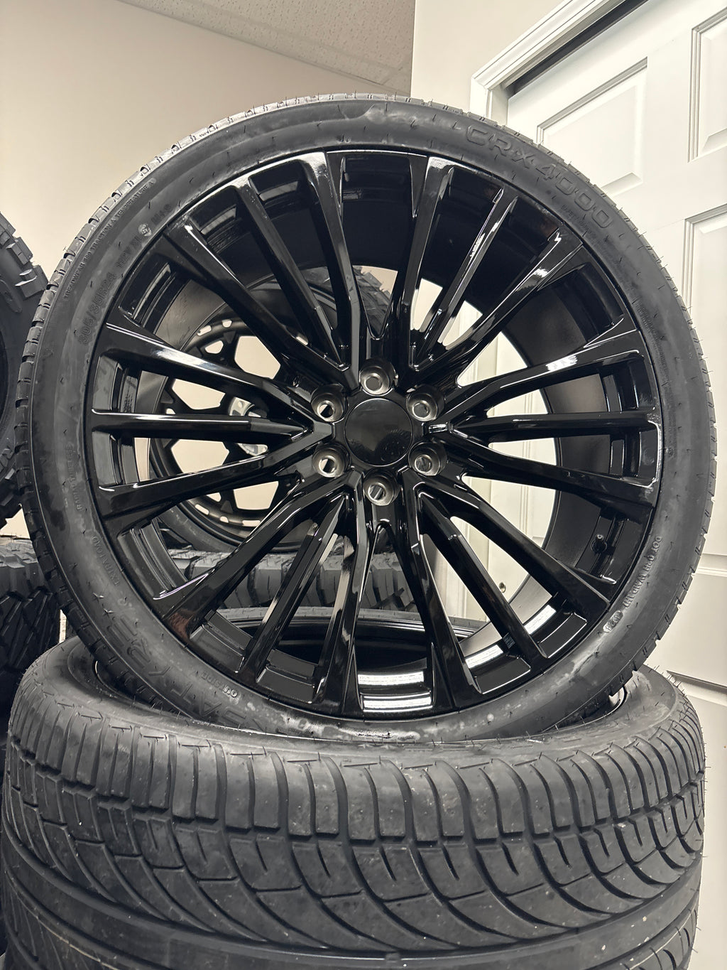 24” V Replica Gloss Black 6x5.5 & 305/35R24 Versatyre