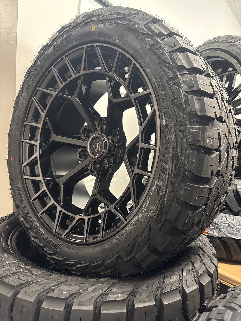 22x10 Fuel Charger 6x5.5 & 33x12.50R22 AMP R/T