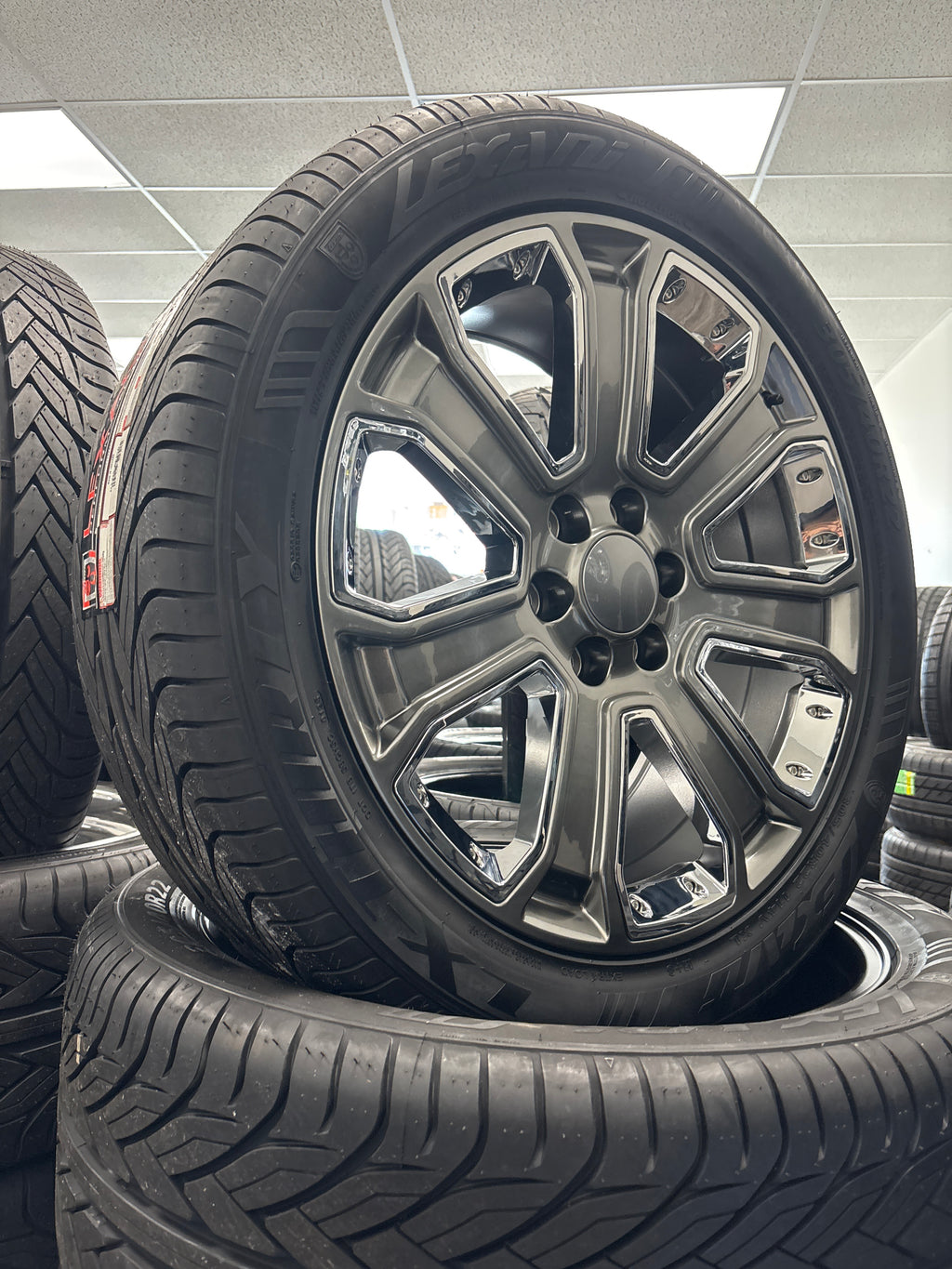 22” Denali Replica 6x5.5 & 305/40R22 Lexani