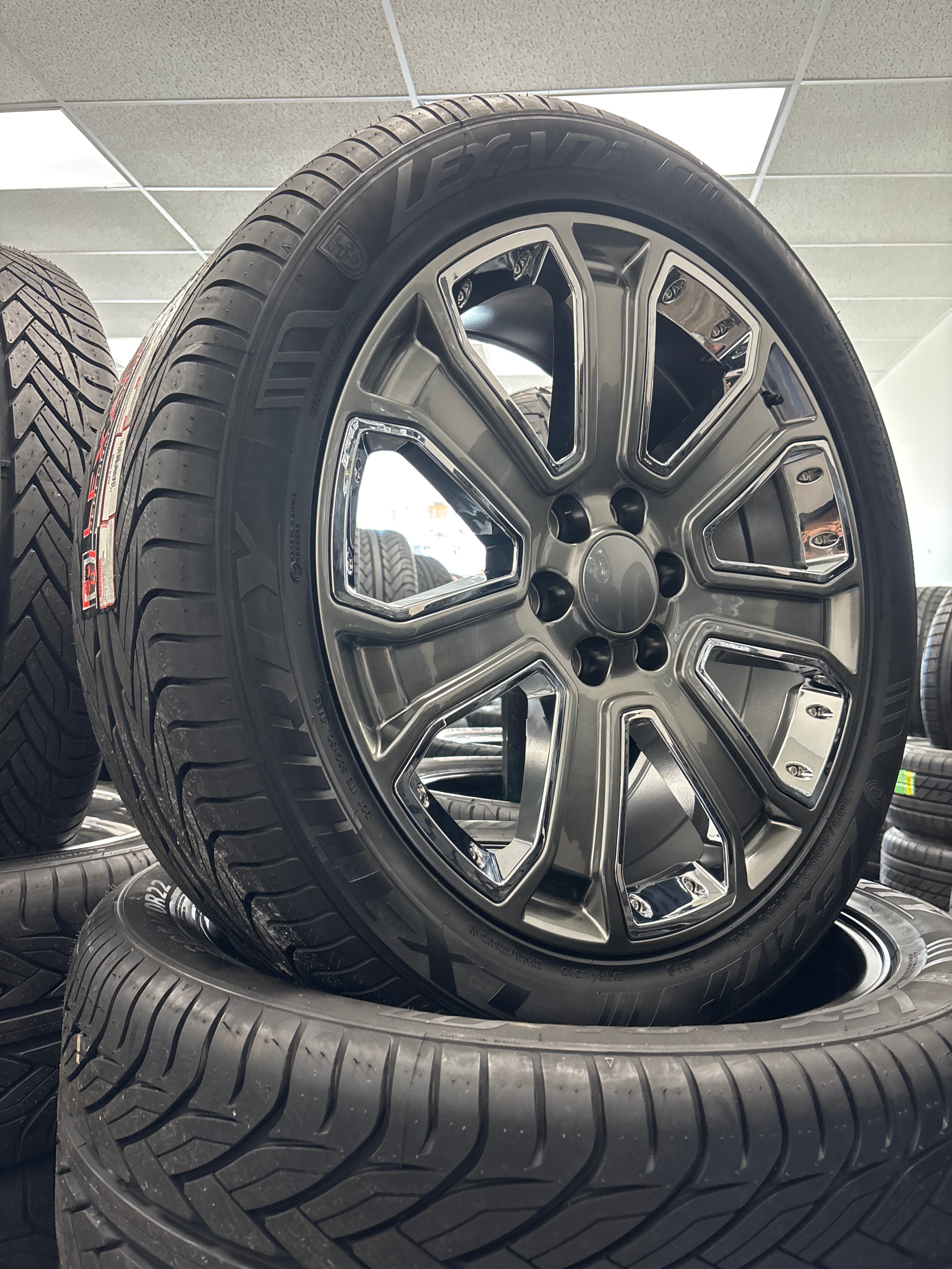 22” Denali Replica 6x5.5 & 305/40R22 Lexani