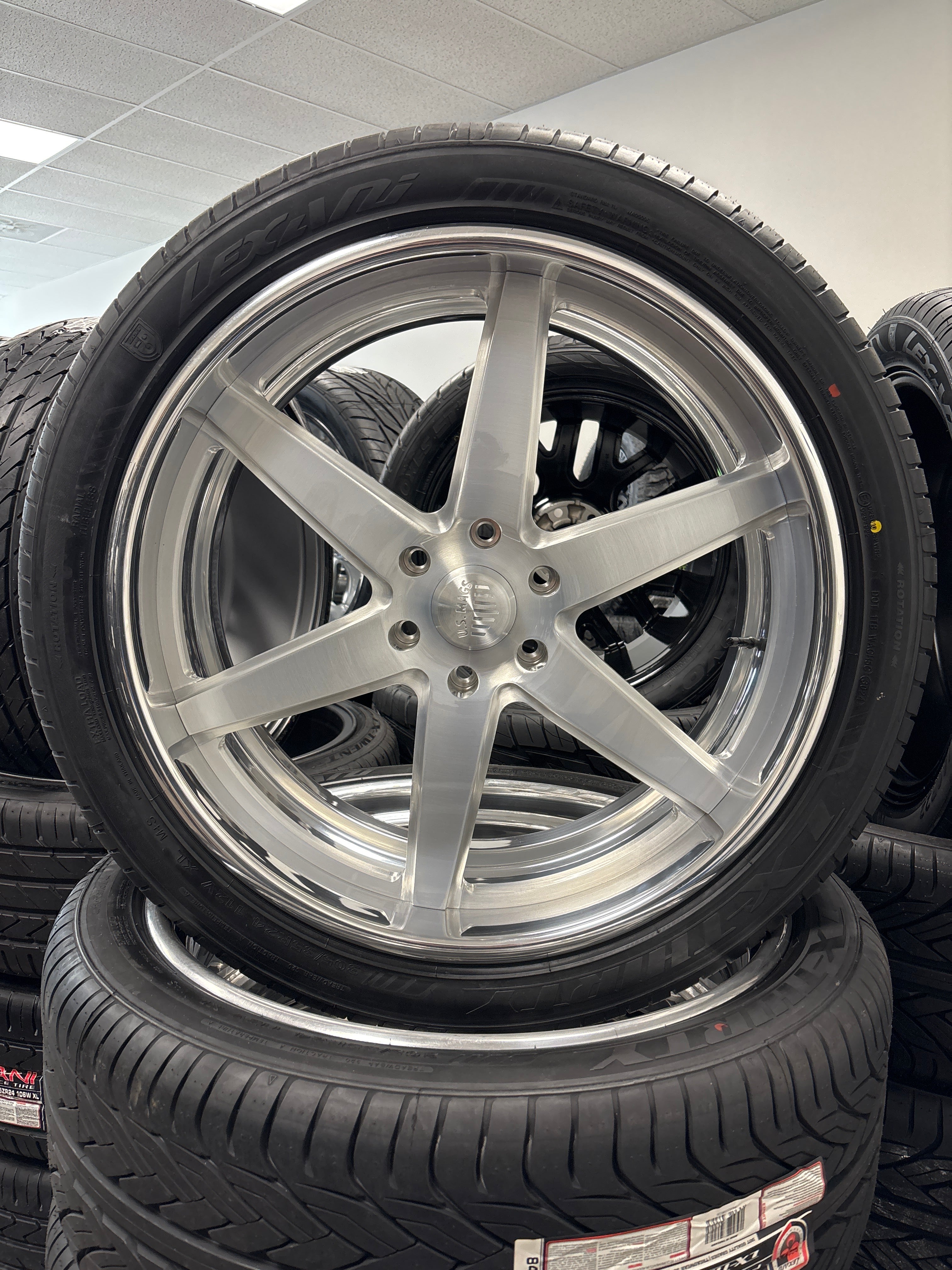 24” US Mags 6x5.5 Sterling Brushed & 305/35R24 Lexani
