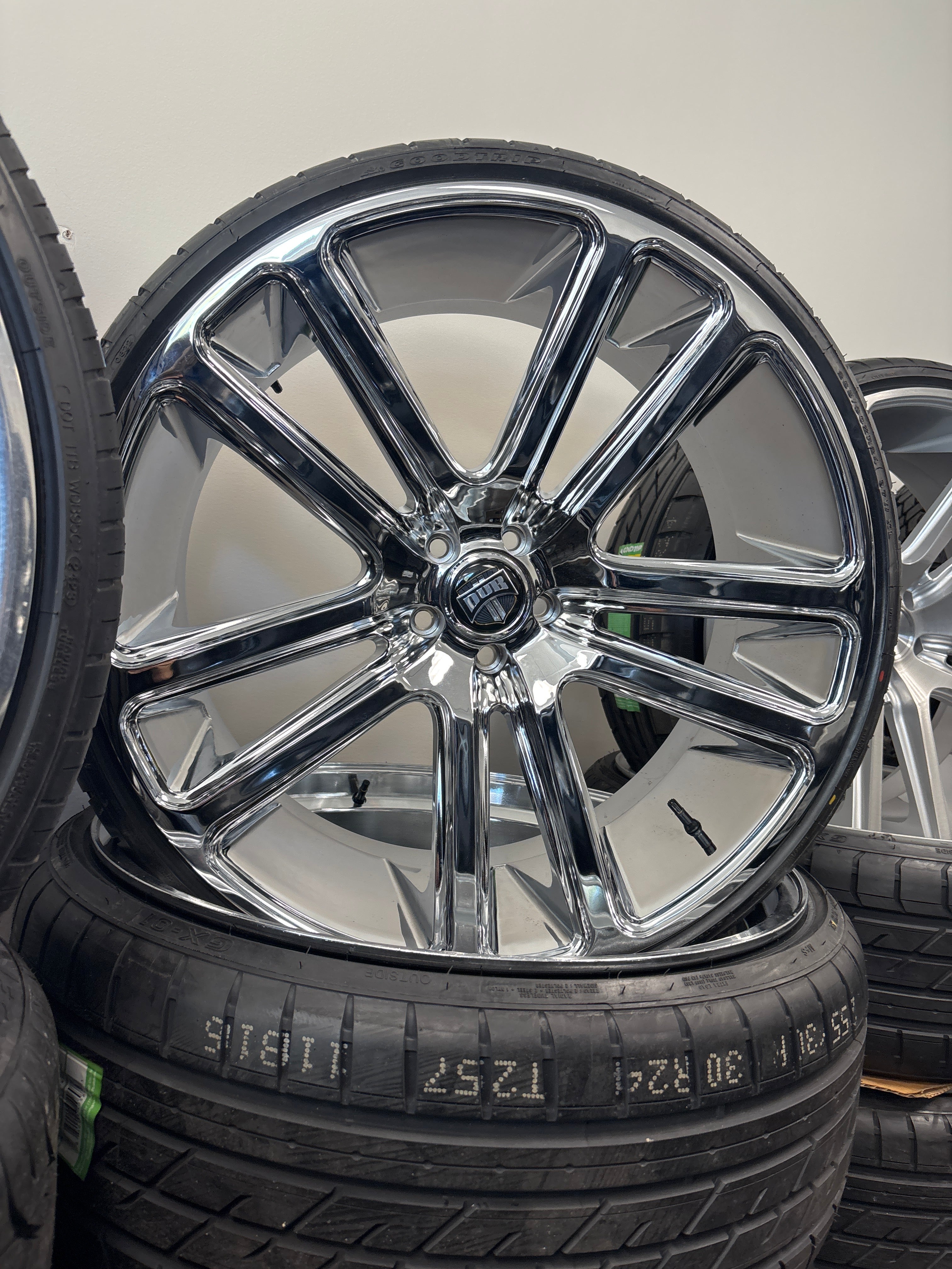 24” DUB Flex Chrome 5x115 & 255/30R24 Goodtrip