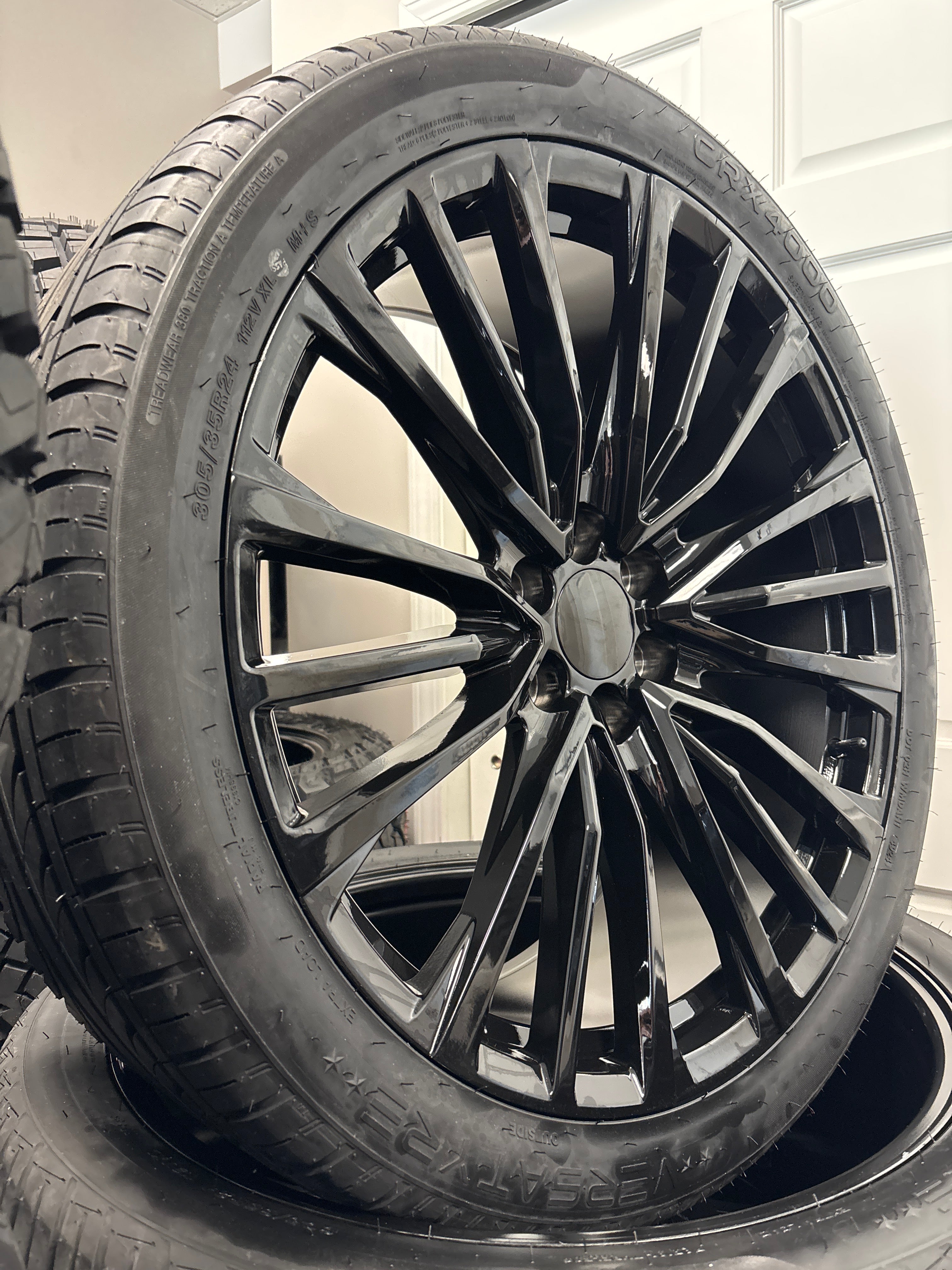 24” V Rep 6x5.5 Gloss Black & 305/35R24 Versatyre