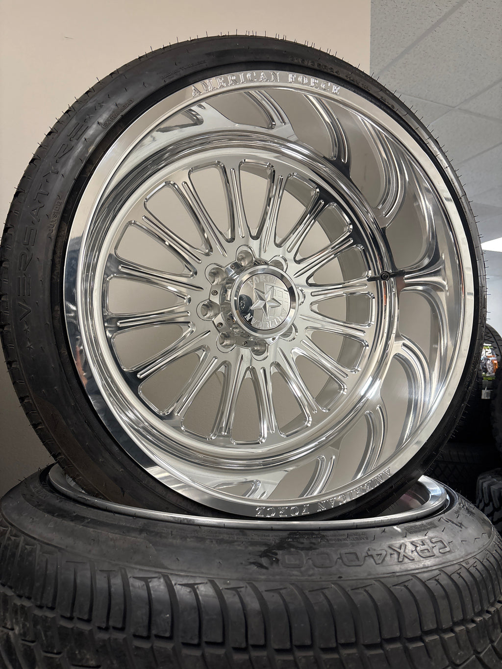 24x14 American Force Lexar SS 8x6.5 & 305/35R24 Versatyre