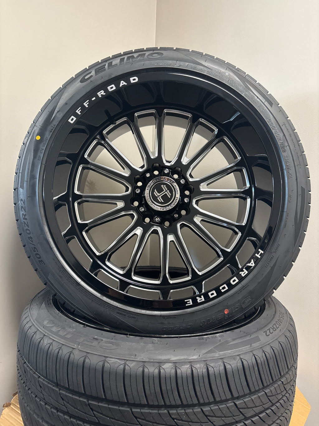 22x12 Hardcore HC108 GBM 8x6.5 & 305/40R22 Celimo