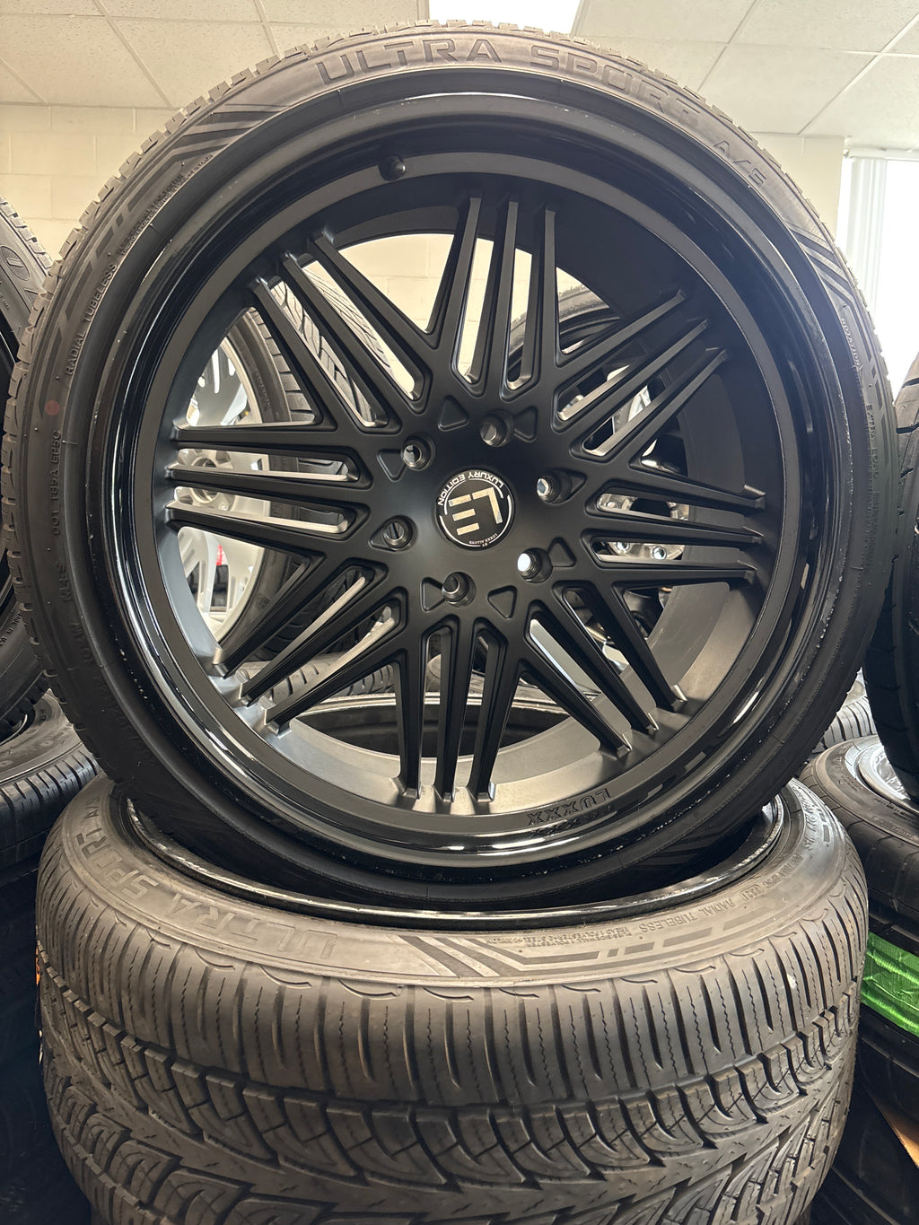 22x10 XO Luxuries 6x5.5 & 265/35R22 Arroyo