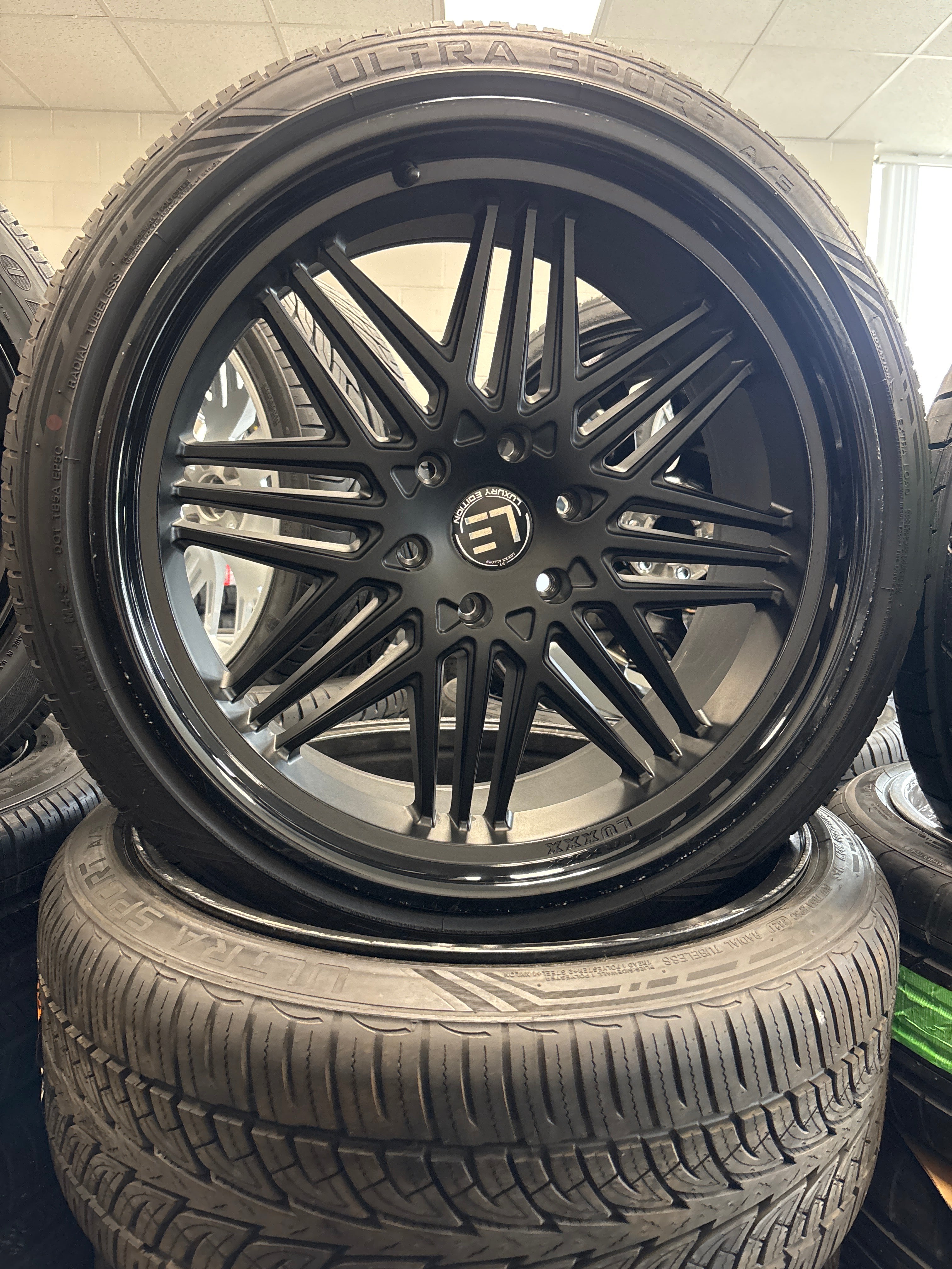 22x10 XO Luxuries 6x5.5 & 265/35R22 Arroyo