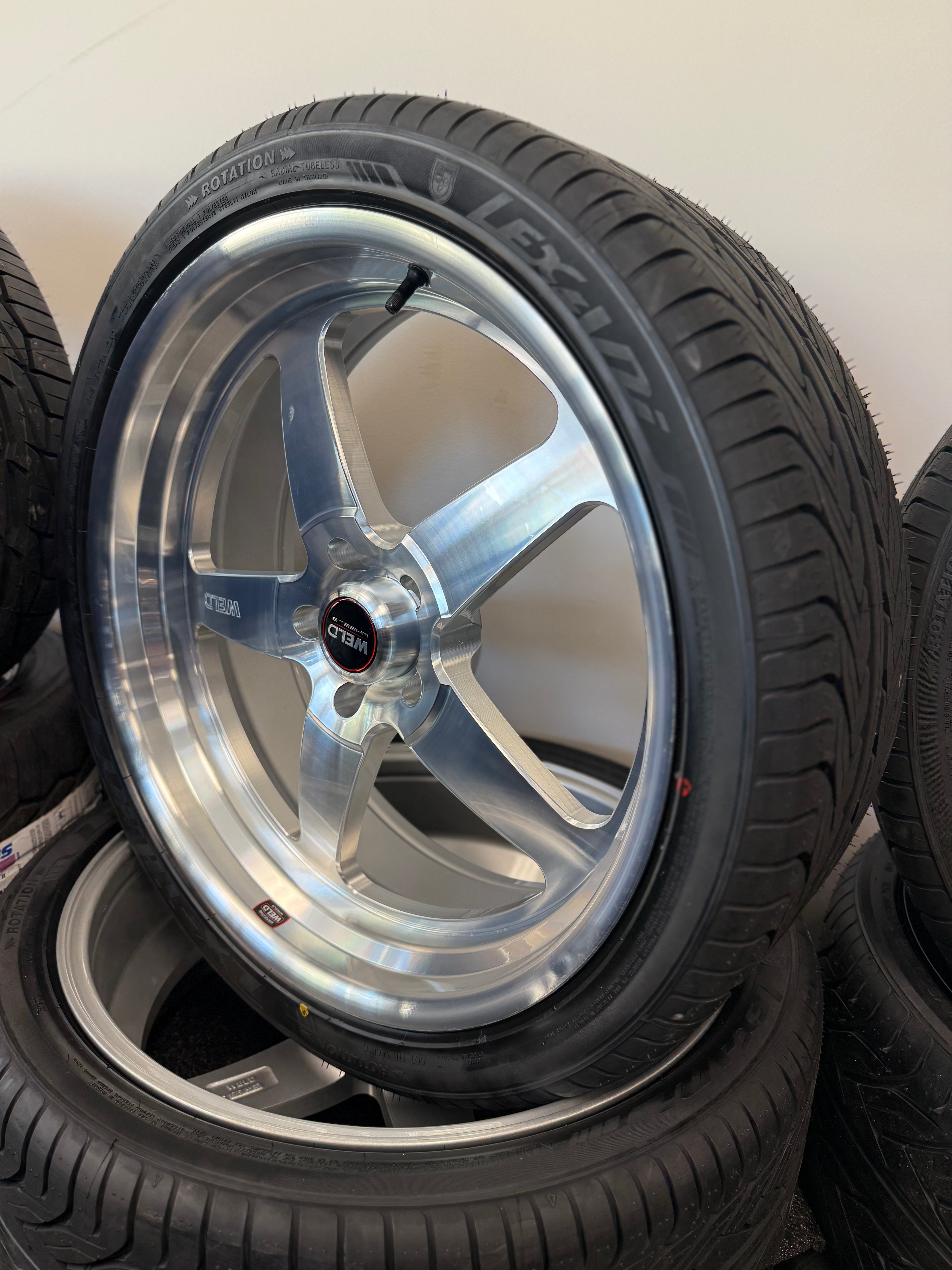 22” Staggered Weld Ventura Machined 5x5 & 265/35R22 Lexani