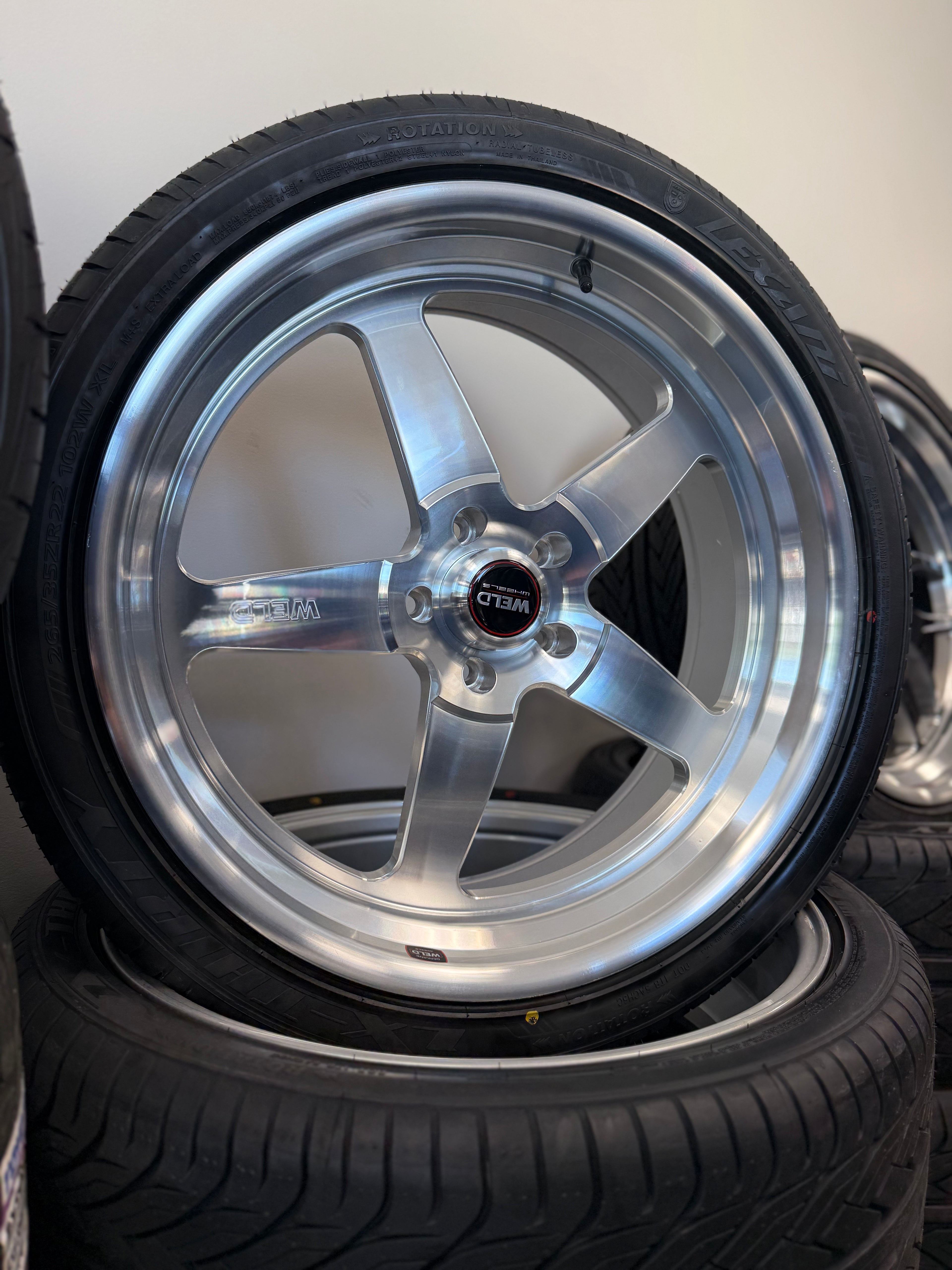 22” Staggered Weld Ventura Machined 5x5 & 265/35R22 Lexani