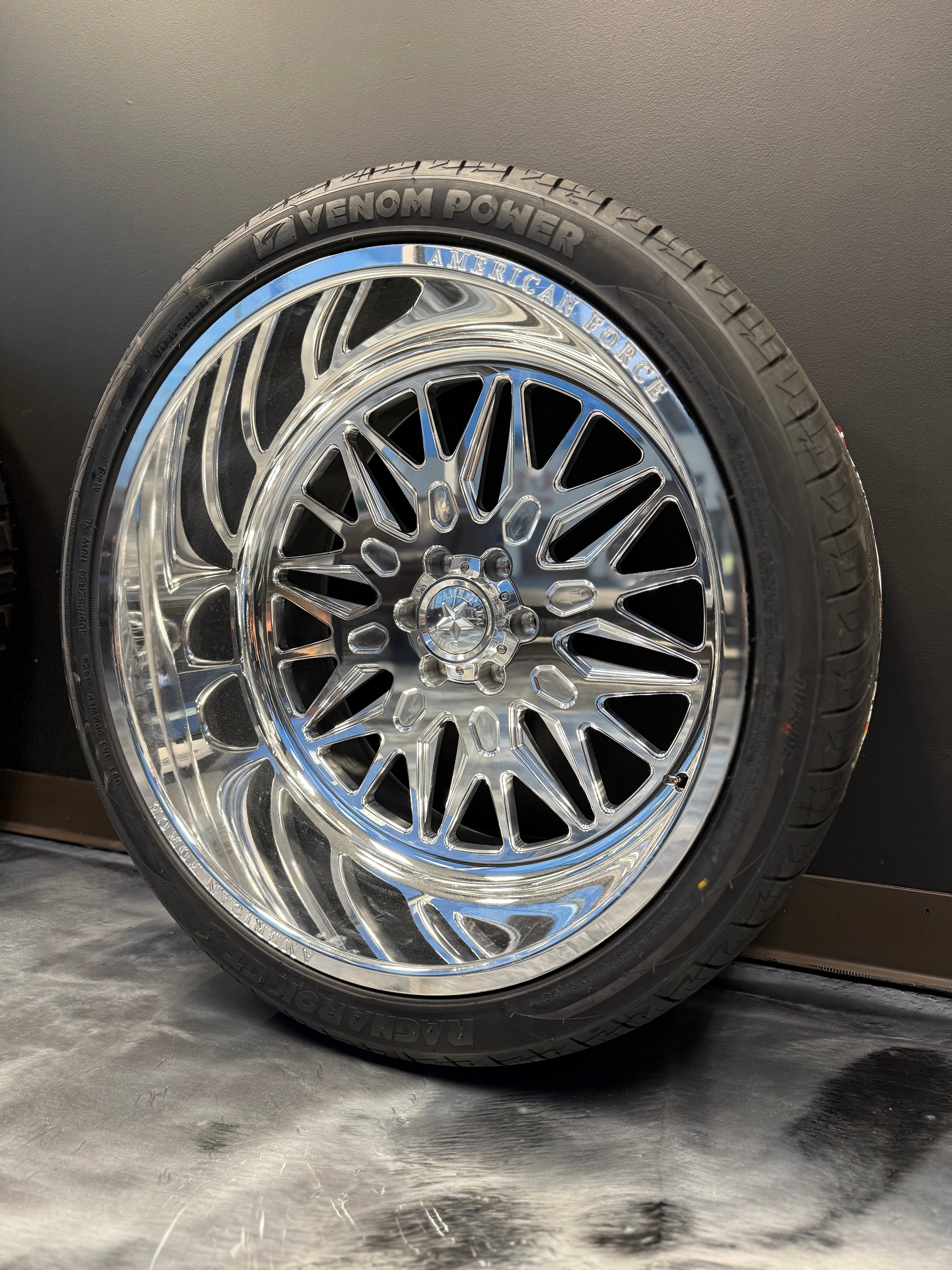 24x14 American Force Iceberg 6x135 & 405/25R24 Venom Ragnarok