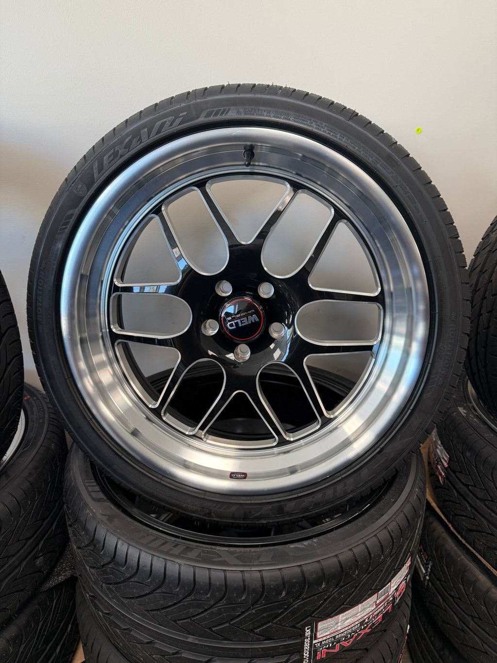 22” Weld Solana GBM 5x5 Staggered & 265/35R22 Lexani