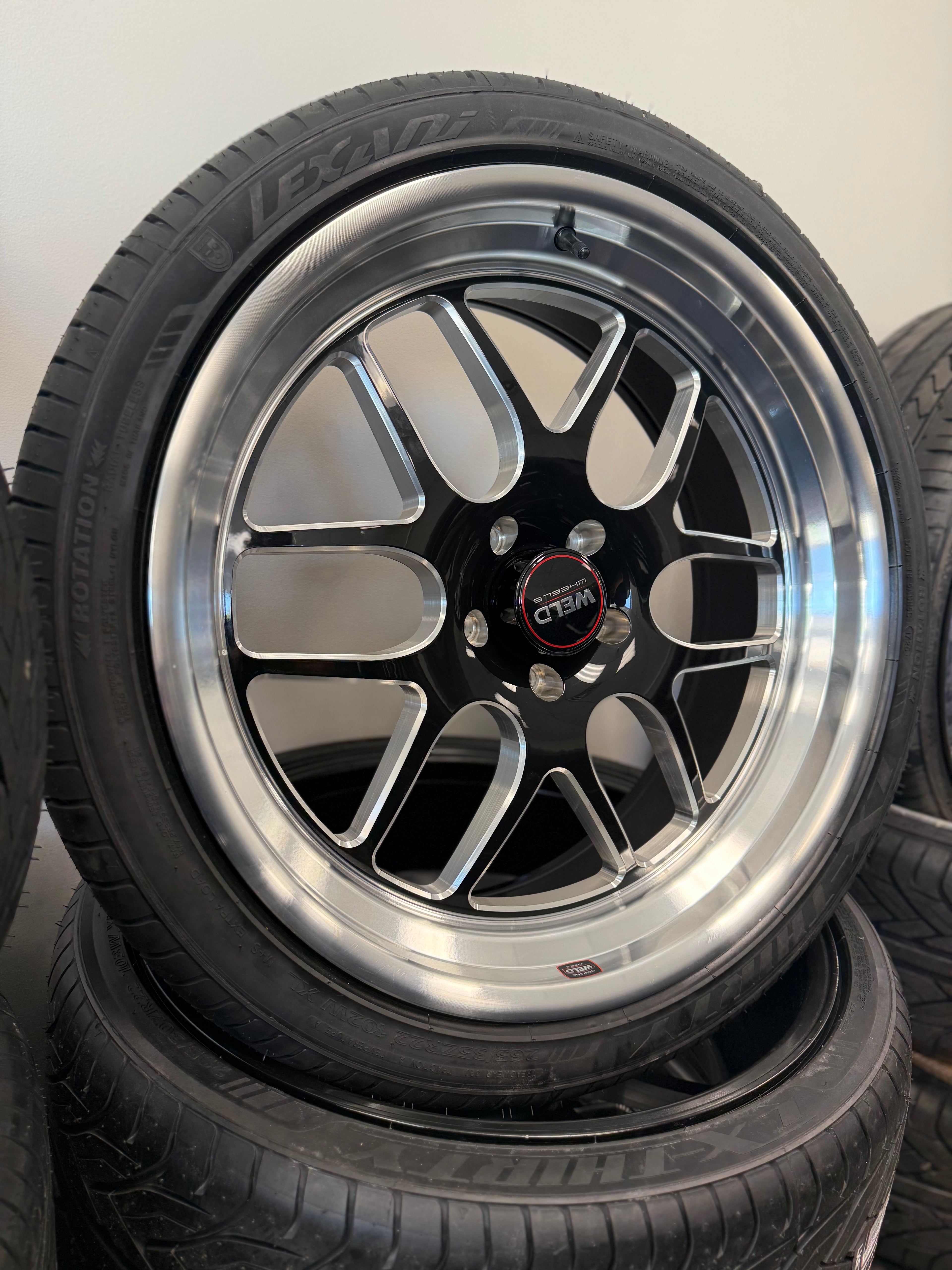 22” Weld Solana GBM 5x5 Staggered & 265/35R22 Lexani