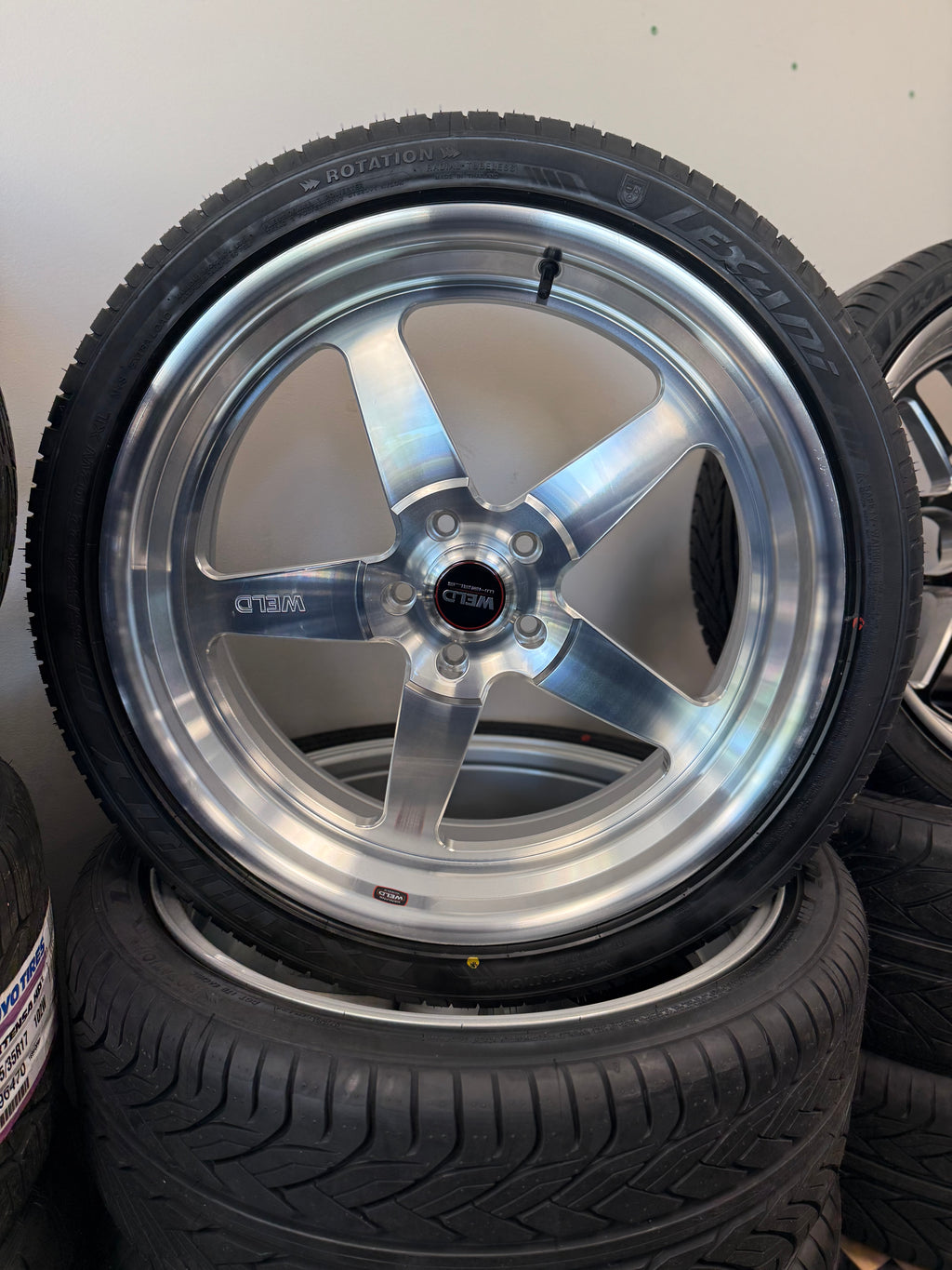22” Staggered Weld Ventura Machined 5x5 & 265/35R22 Lexani