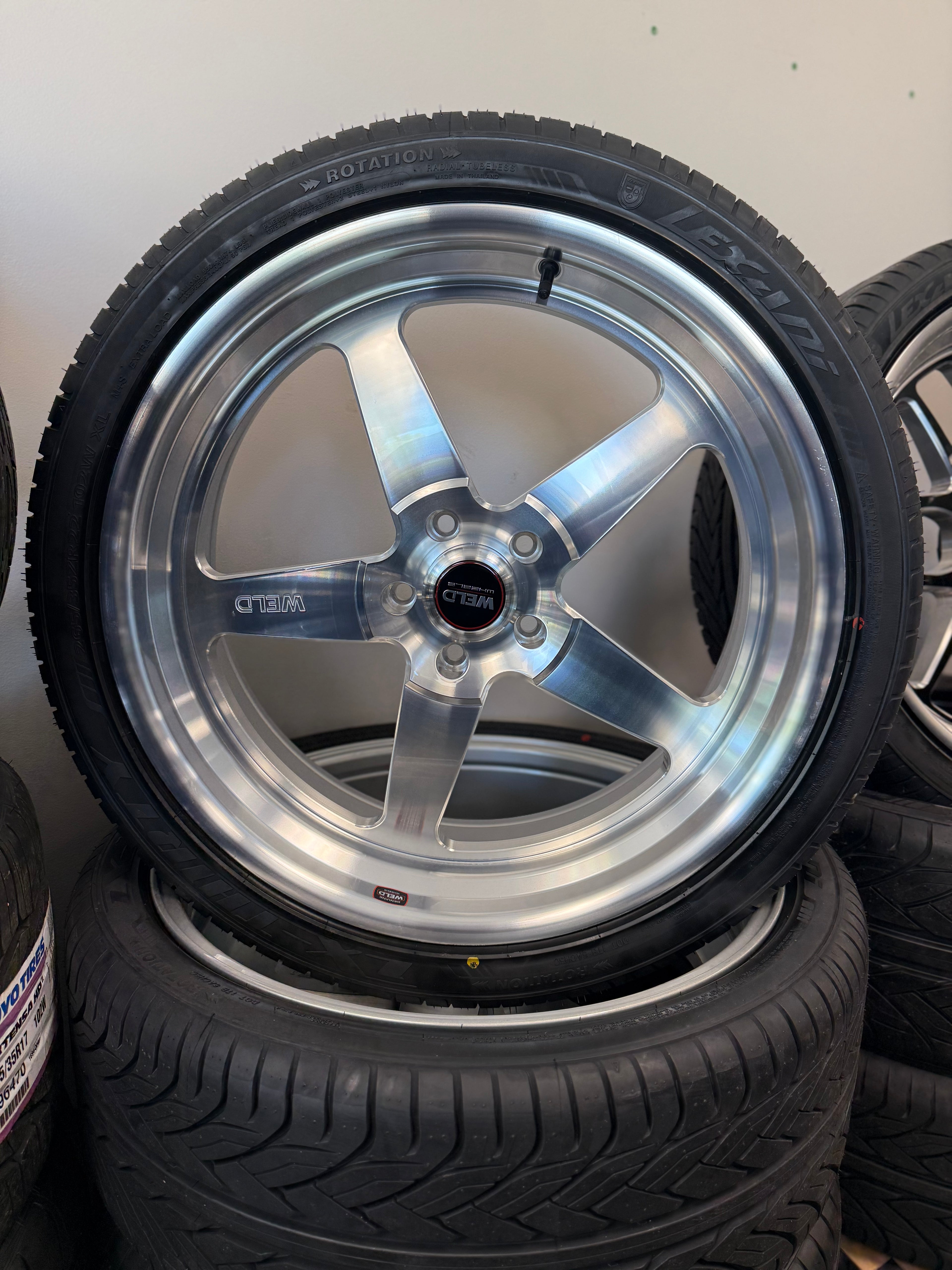 22” Staggered Weld Ventura Machined 5x5 & 265/35R22 Lexani