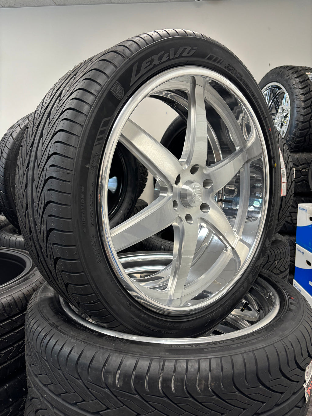24” US Mags 6x5.5 Sterling Brushed & 305/35R24 Lexani