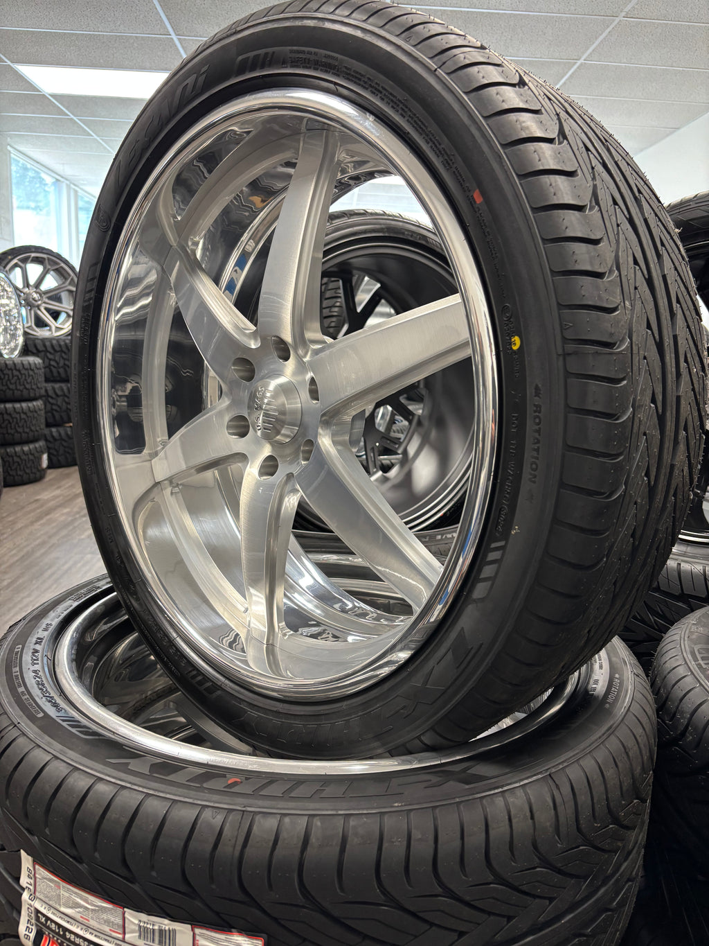 24” US Mags 6x5.5 Sterling Brushed & 305/35R24 Lexani