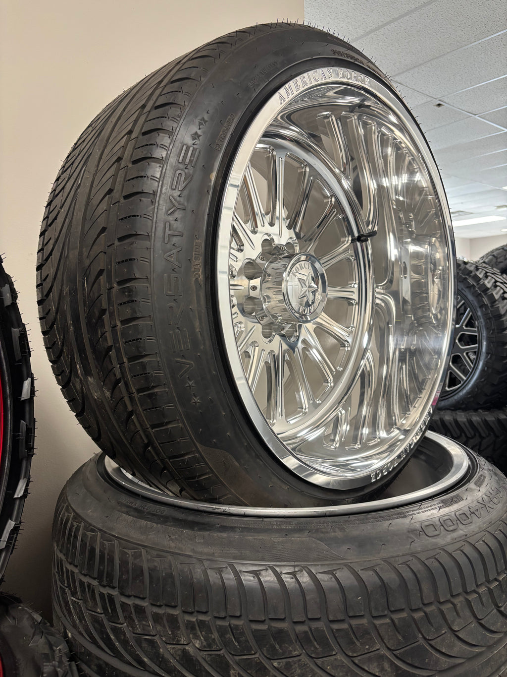 24x14 American Force Lexar SS 8x6.5 & 315/35R24 Versatyre