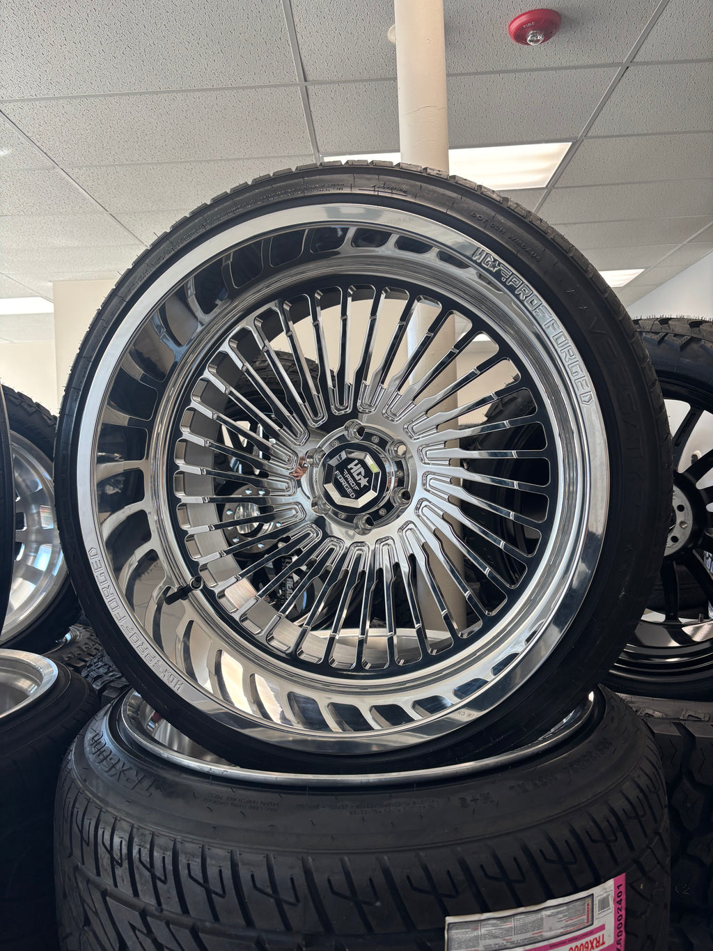 24x14 HD-PRO Forged Draco 6x5.5 & 305/35R24 Versatyre