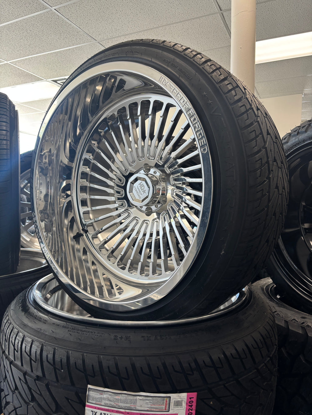 24x14 HD-PRO Forged Draco 6x5.5 & 305/35R24 Versatyre