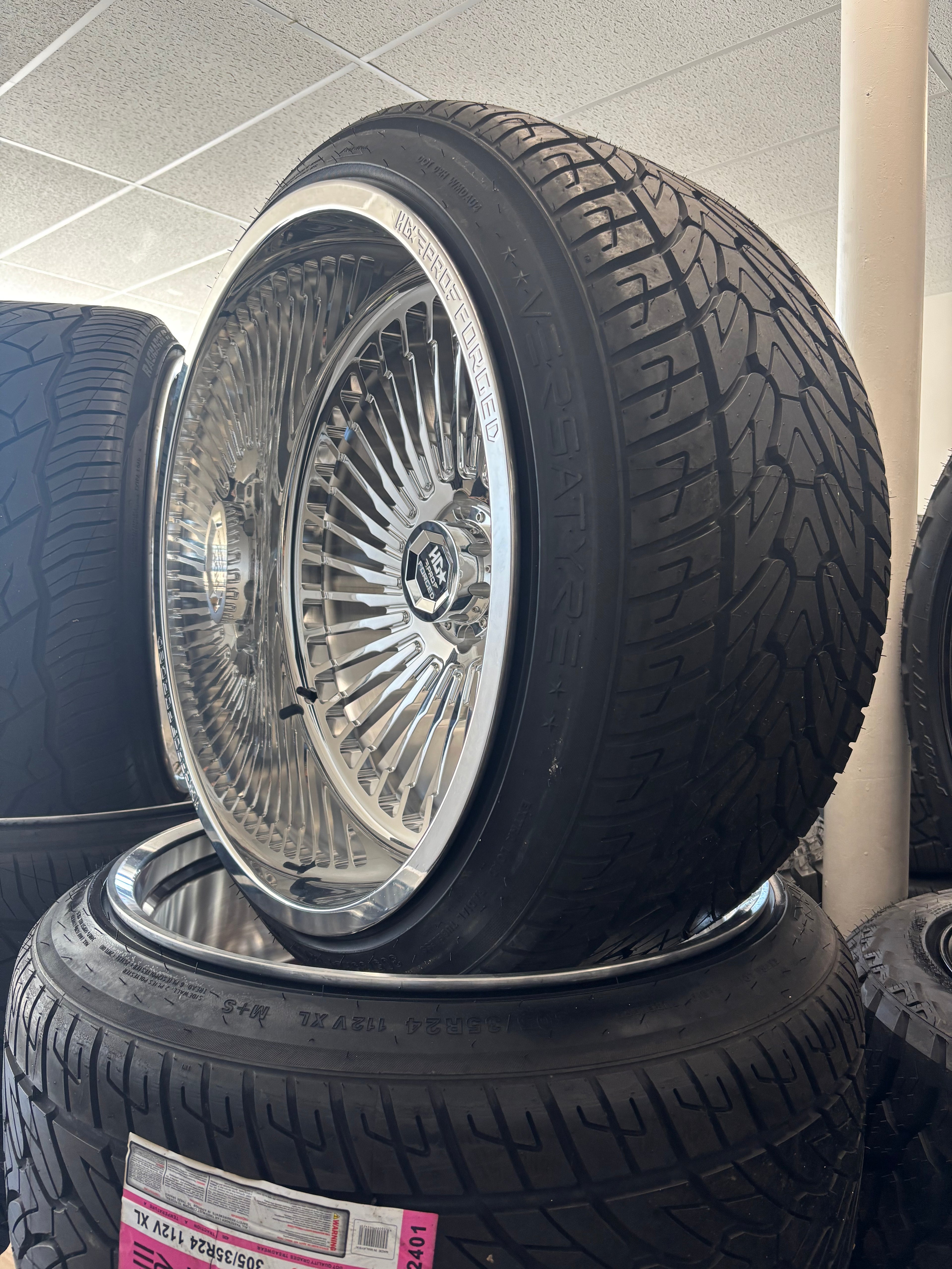 24x14 HD-PRO Forged Draco 6x5.5 & 305/35R24 Versatyre