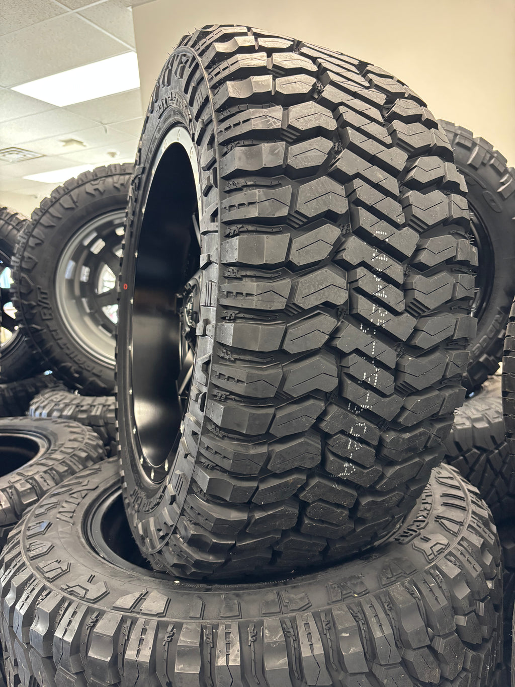 20x10 Fuel Maverick 6x5.5/6x135 BM & 33x12.50R20 Avix Trailtek R/T
